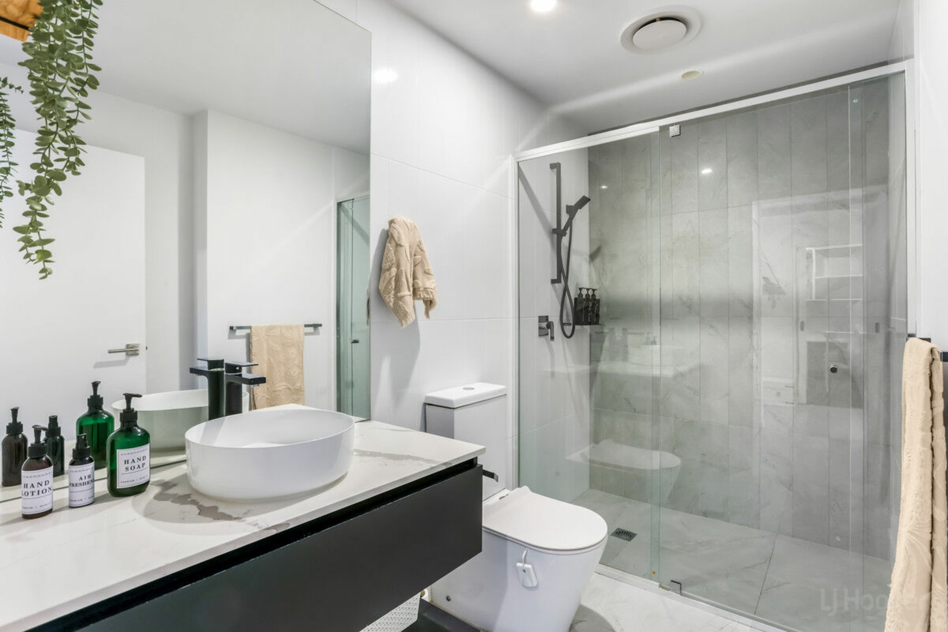 5702/5 Harbour Side Court — photo 8 of 15