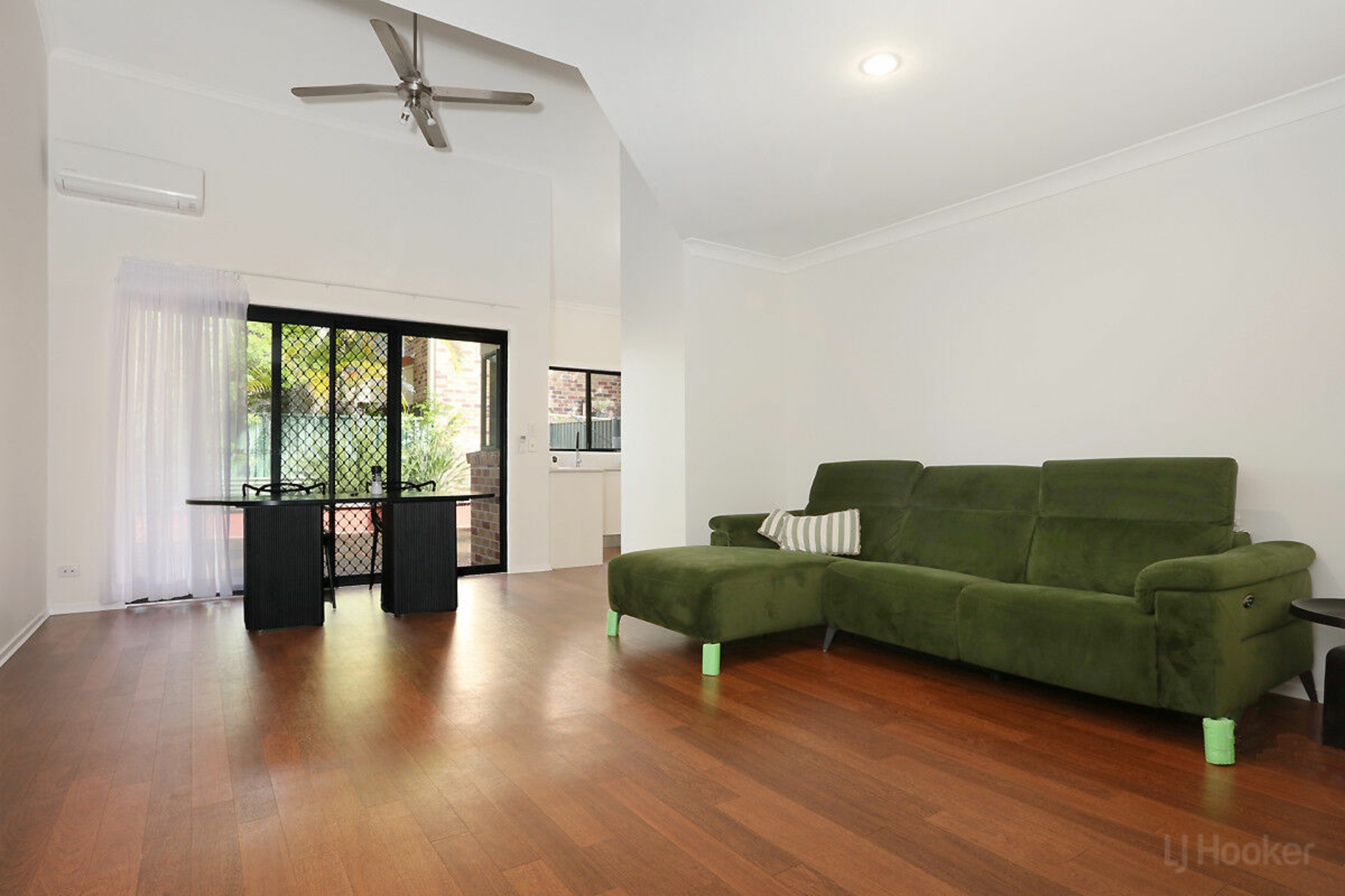 23/272 Oxley Drive — photo 2 of 21