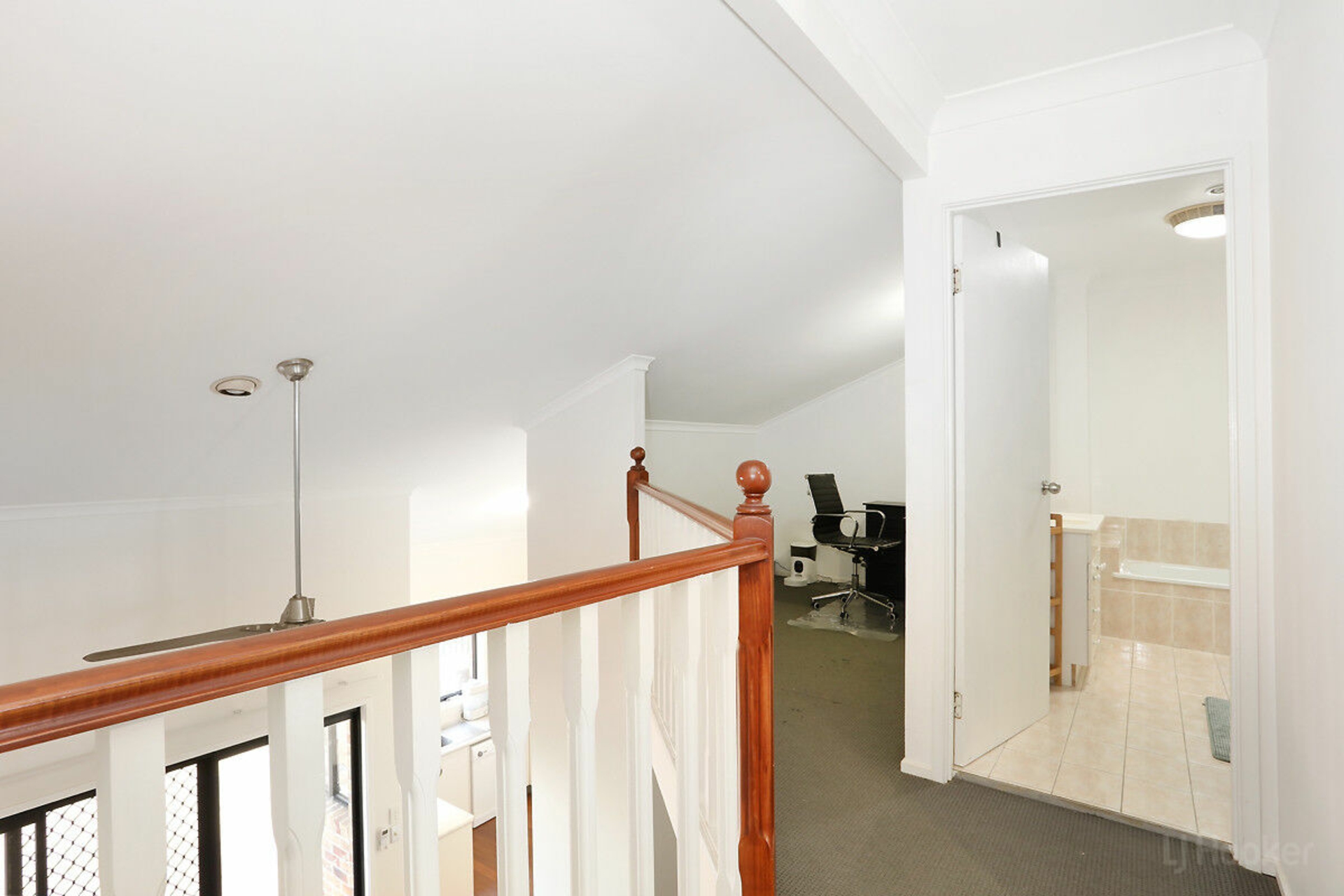 23/272 Oxley Drive — photo 8 of 21