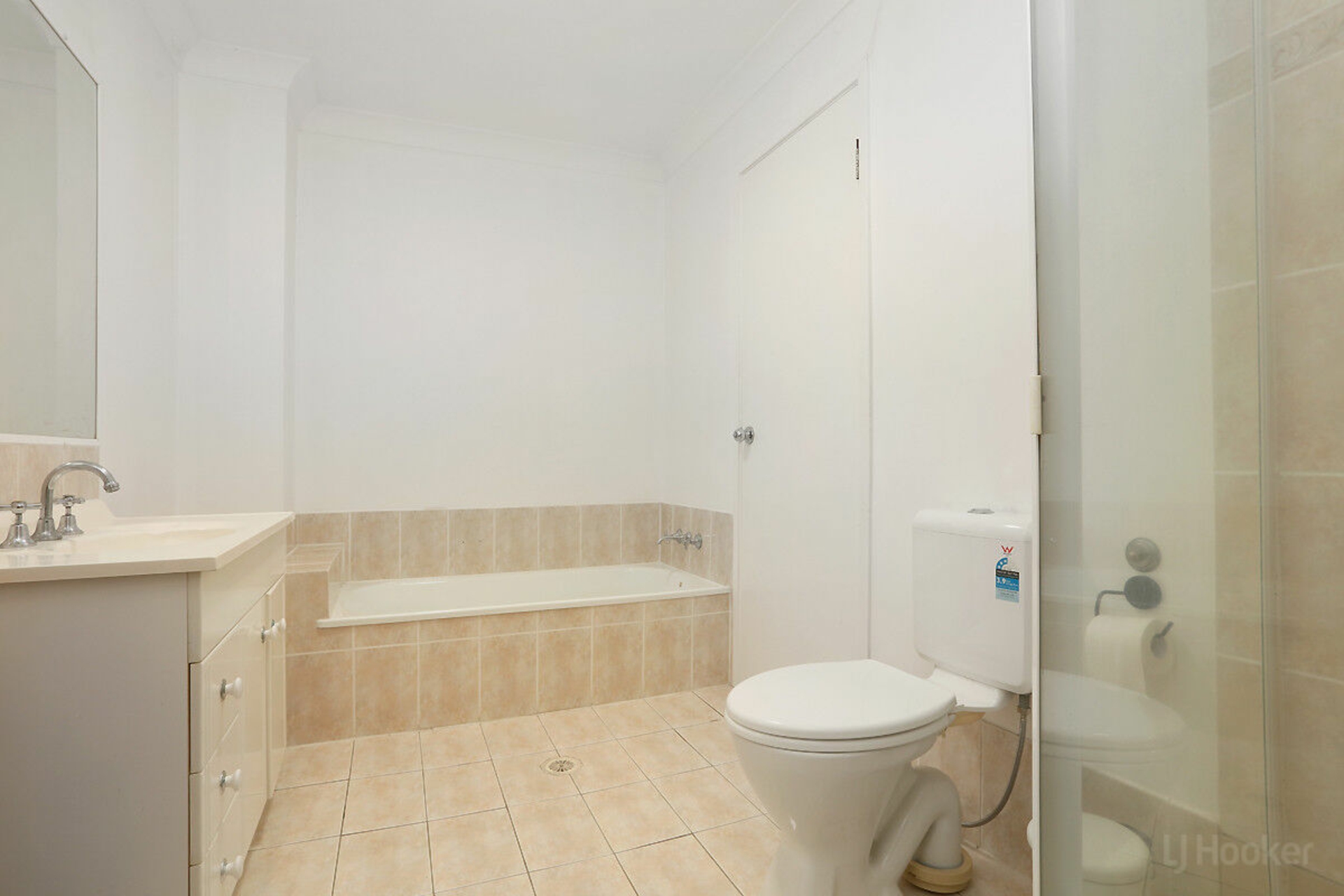 23/272 Oxley Drive — photo 11 of 21