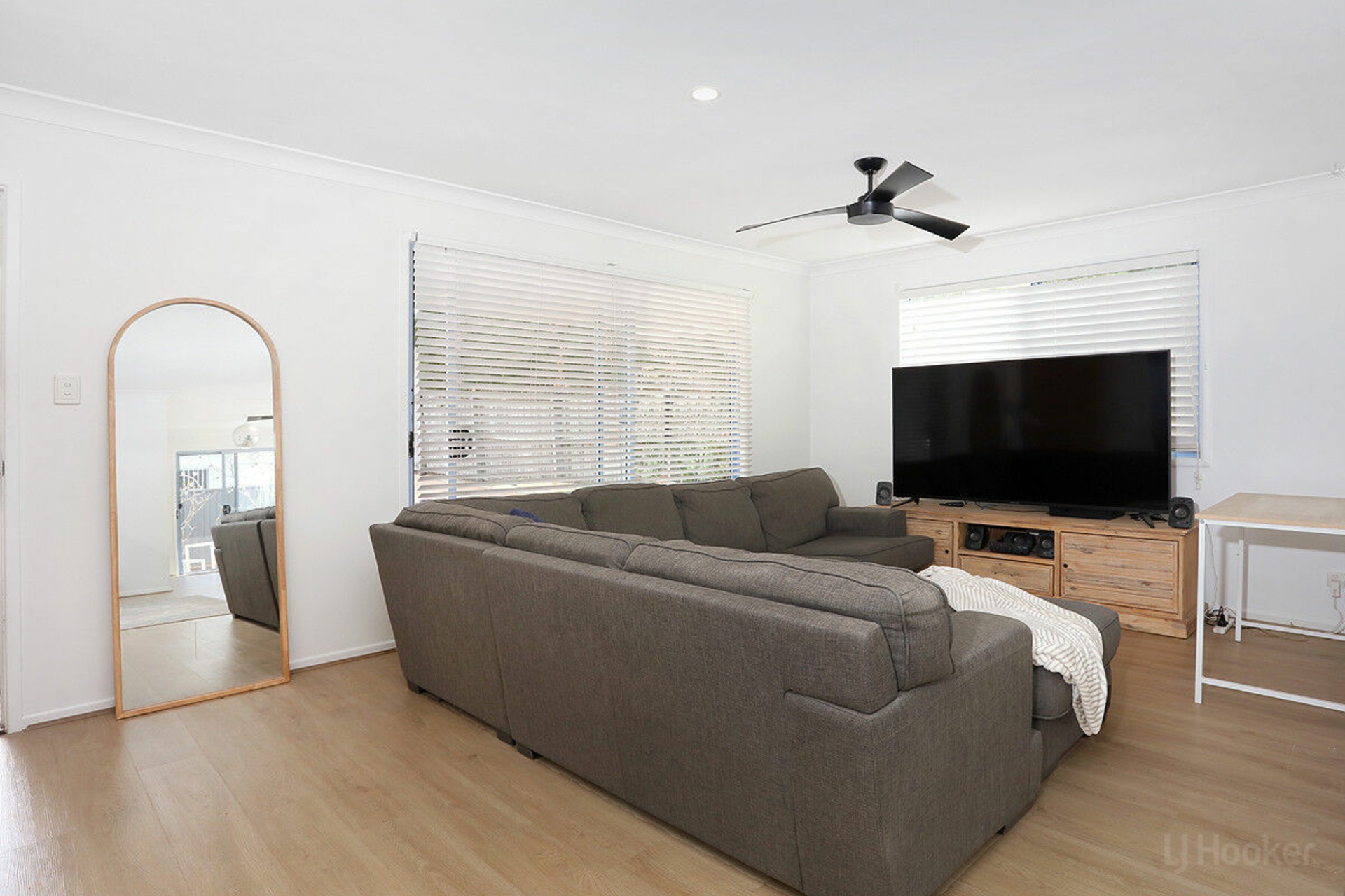 2/5 Nevenia Street — photo 2 of 21