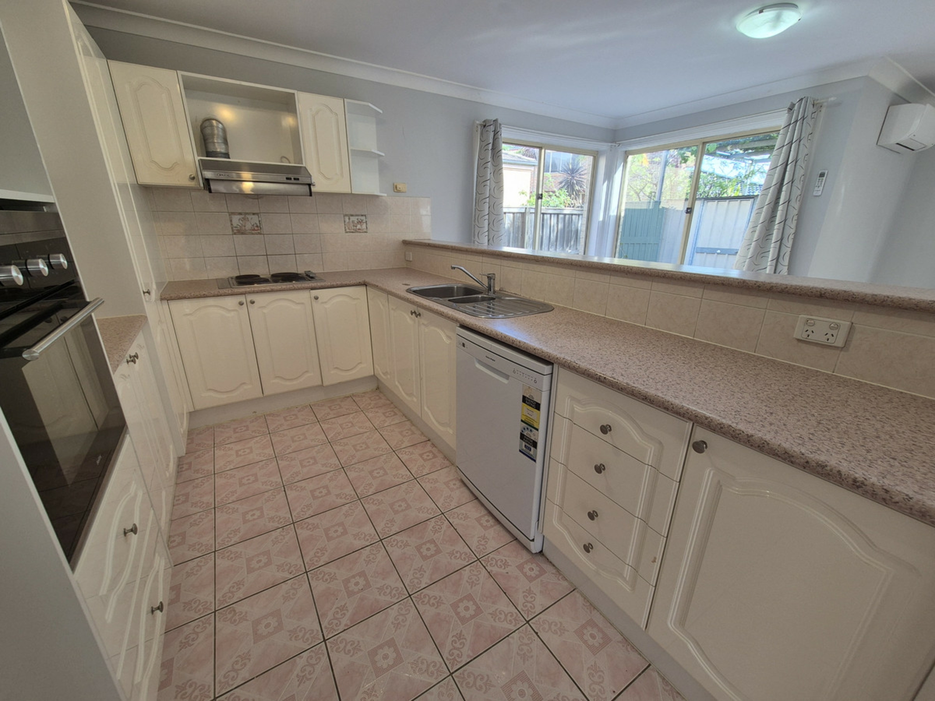 17 Burrinjuck Drive — photo 8 of 18