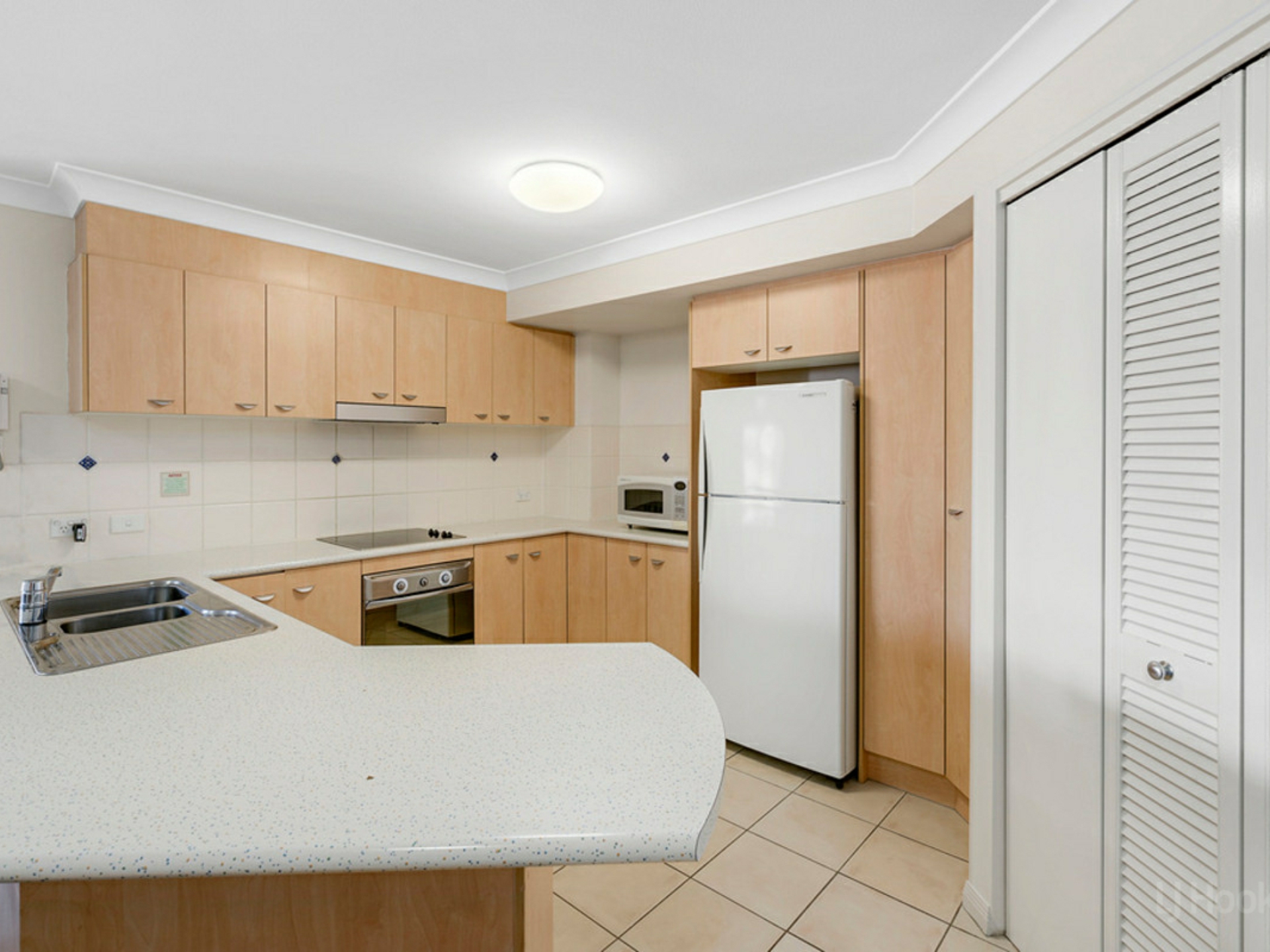307/392 Marine Parade, LABRADOR