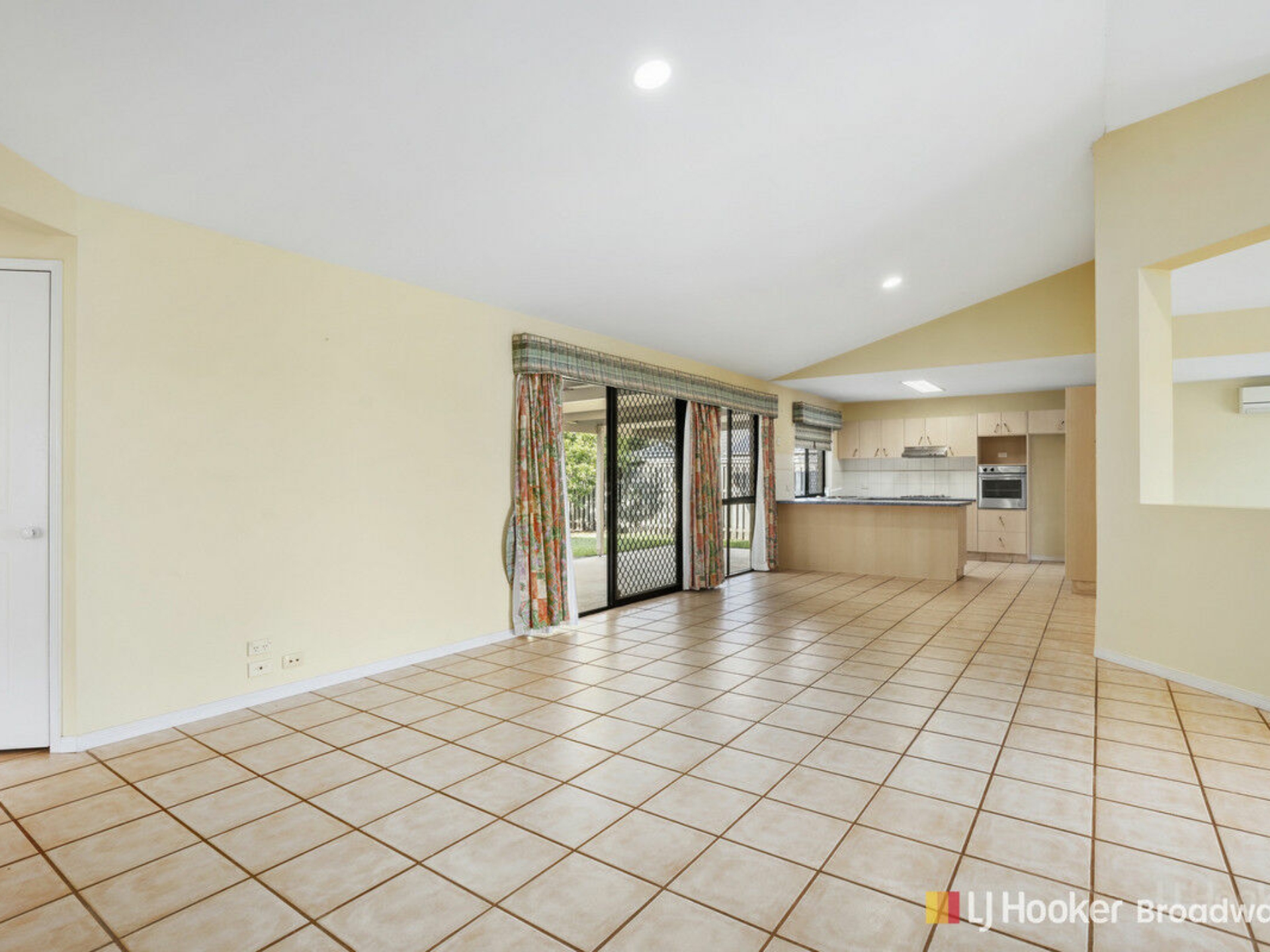33 Santa Isobel Boulevard, PACIFIC PINES