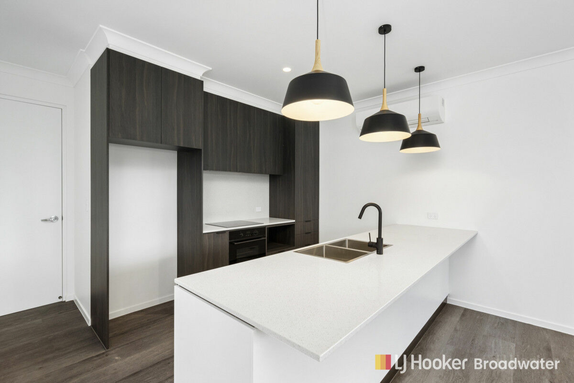 8/10 Central Street, LABRADOR