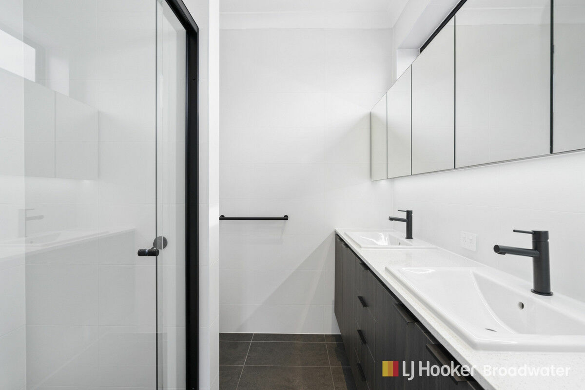 8/10 Central Street, LABRADOR