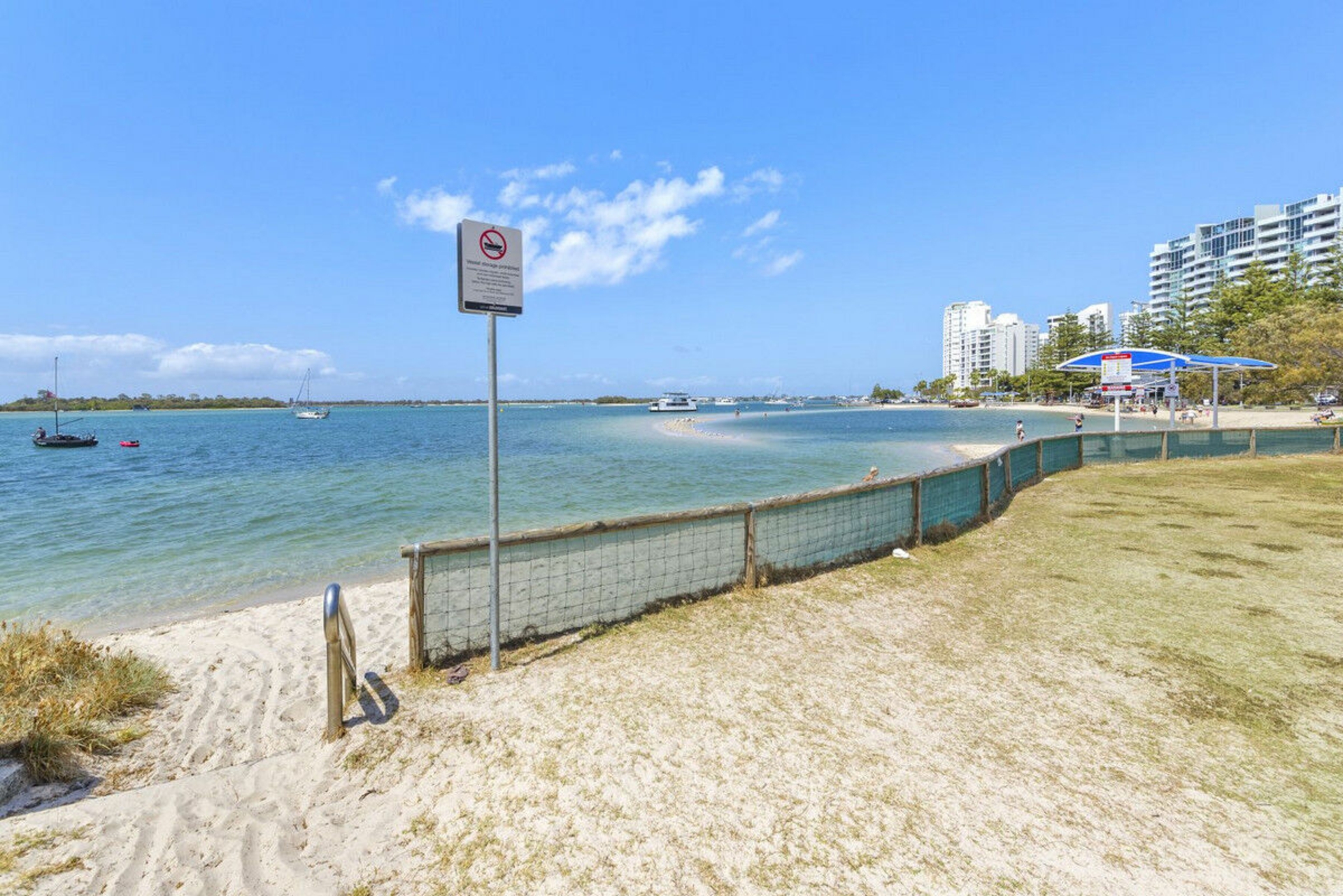 1001/372 Marine Parade, LABRADOR