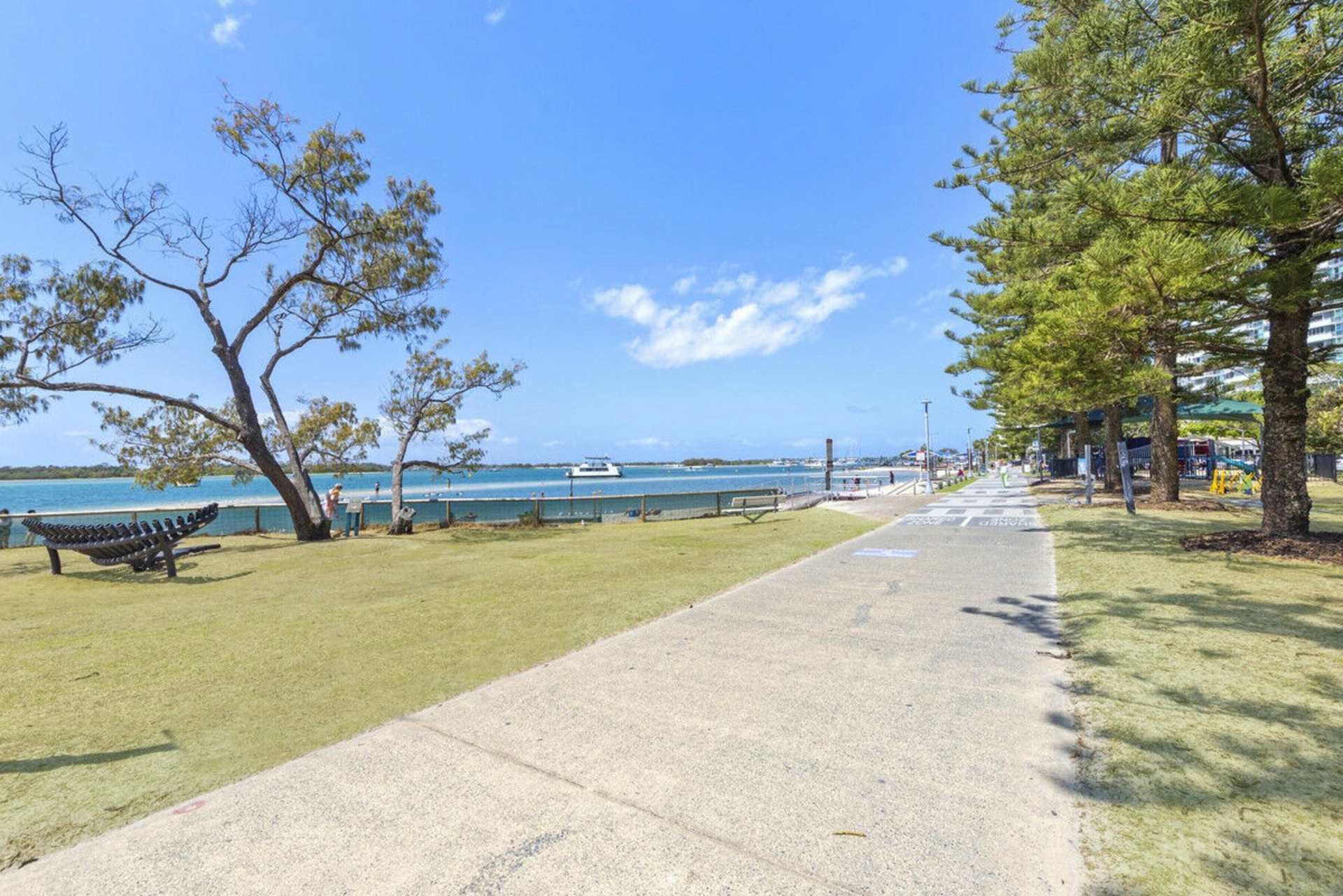 1001/372 Marine Parade, LABRADOR