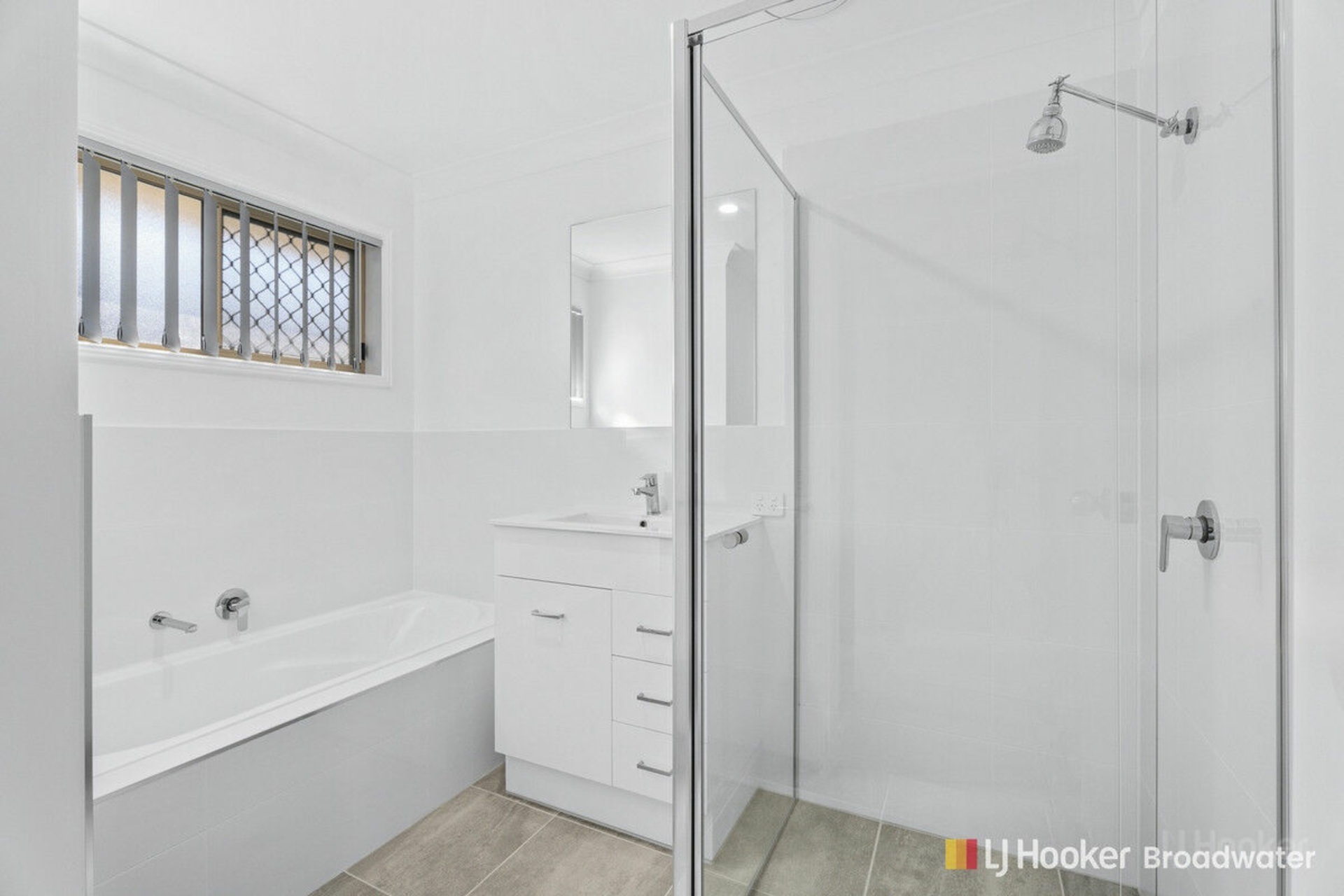 24 Camelot Crescent, PARADISE POINT