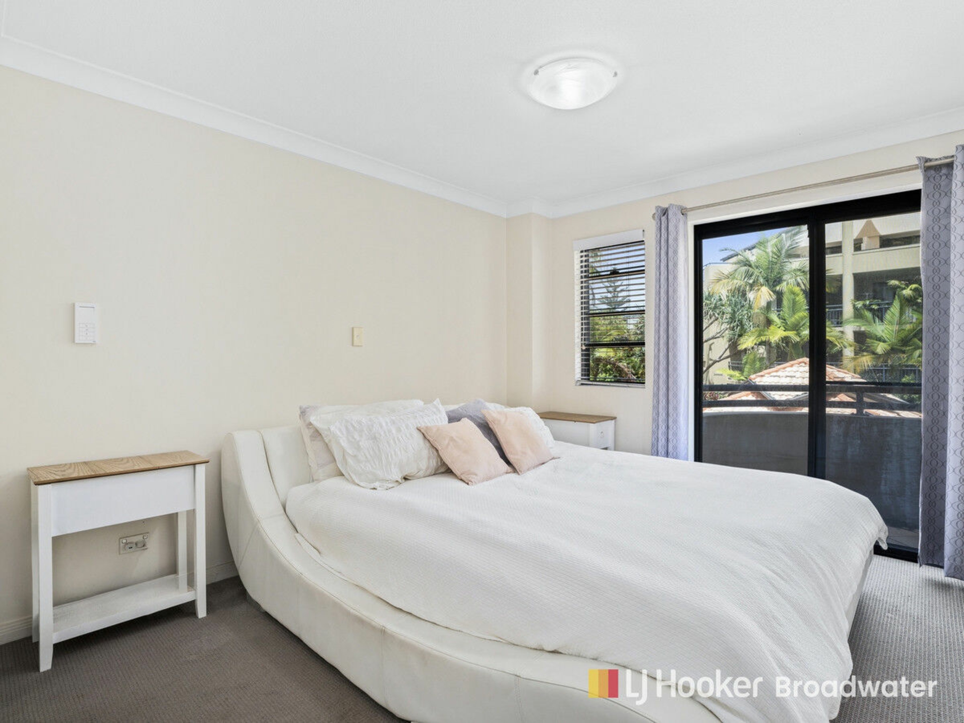 230/392 Marine Parade, LABRADOR