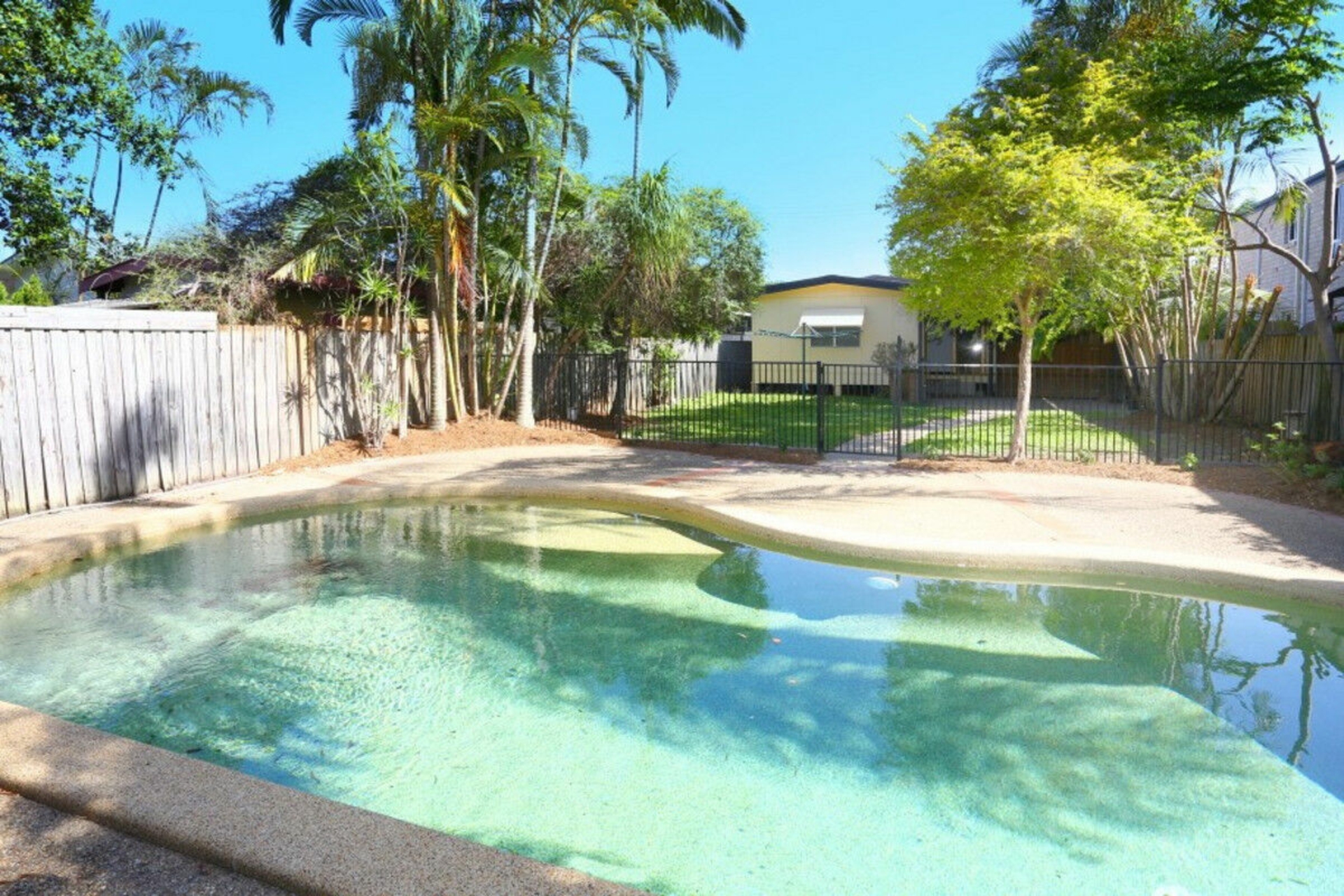 11 Nevenia Street, LABRADOR