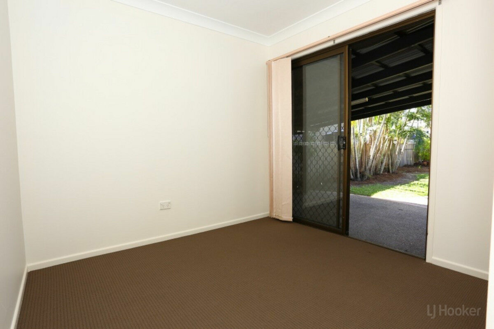 11 Nevenia Street, LABRADOR