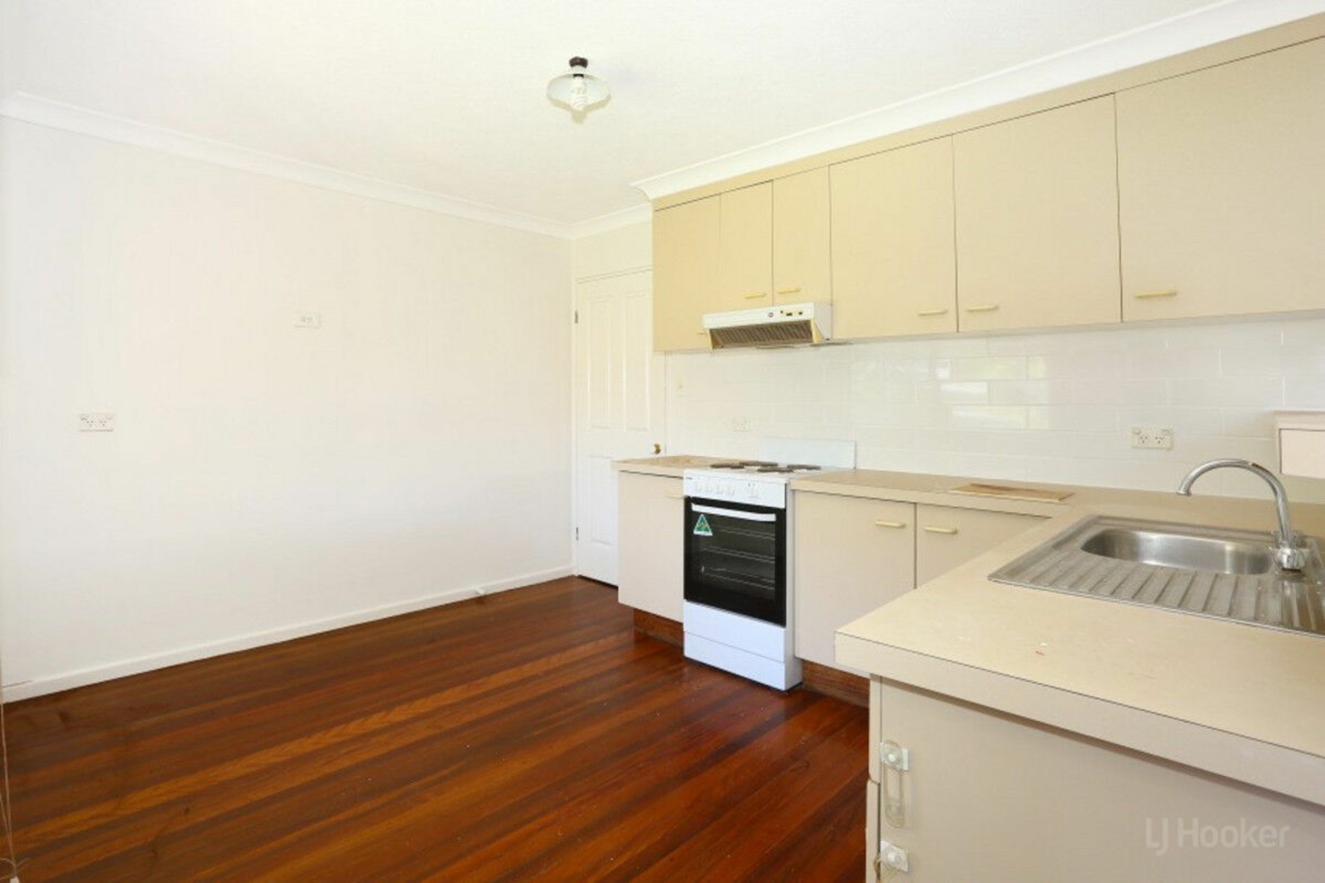 11 Nevenia Street, LABRADOR