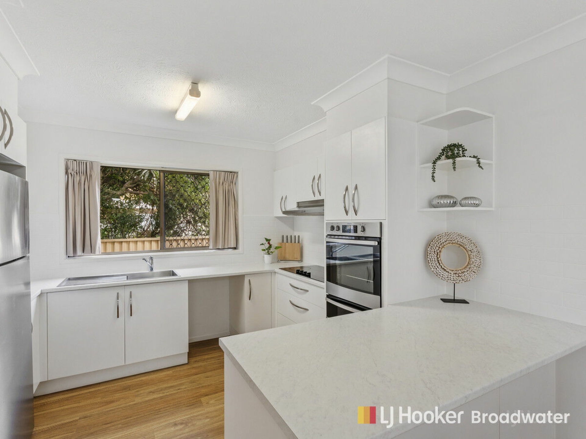2/209 scarborough Street, SOUTHPORT