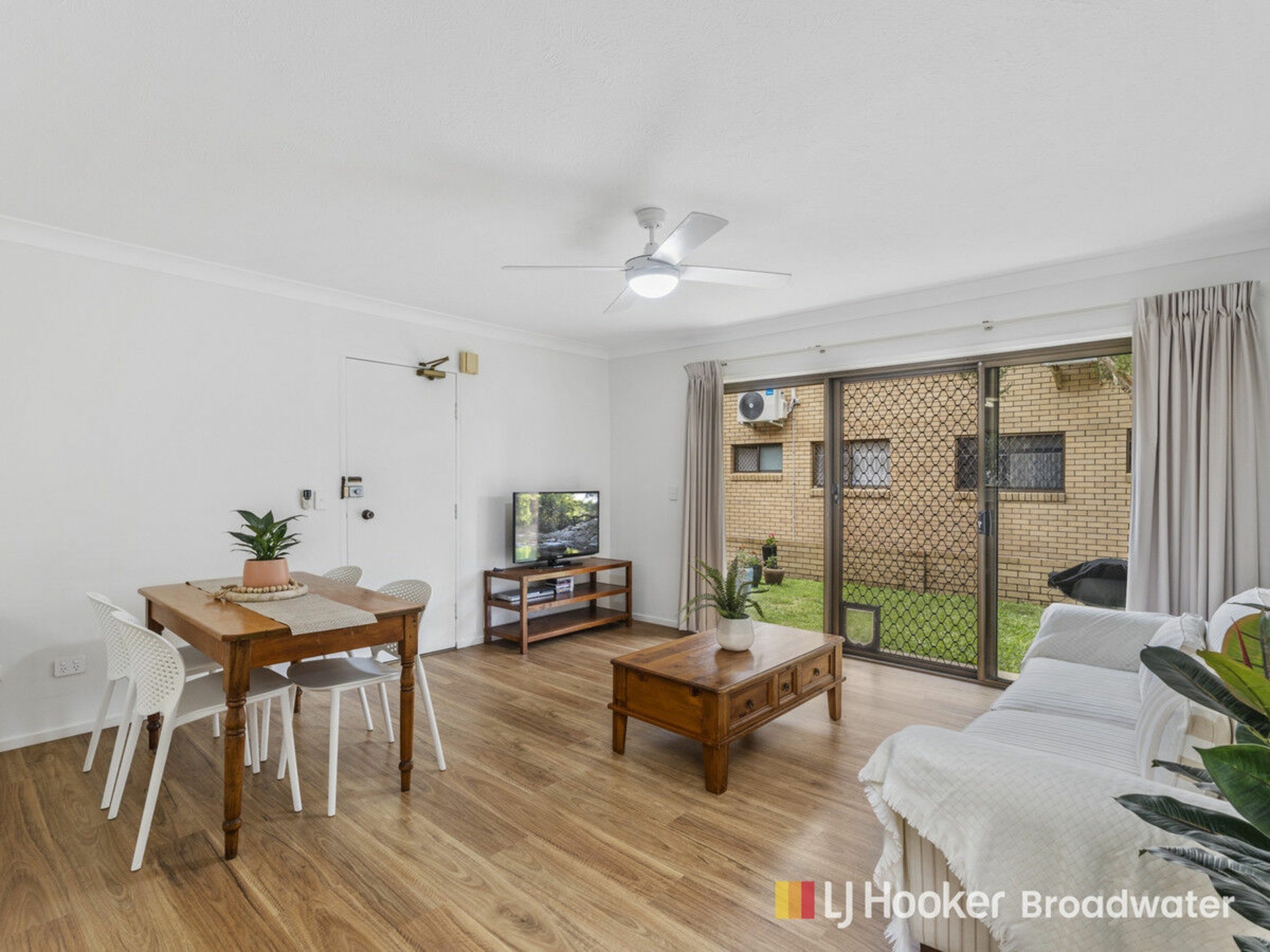 2/209 scarborough Street, SOUTHPORT