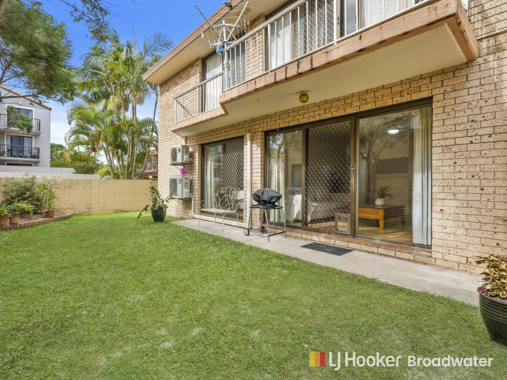 2/209 scarborough Street, SOUTHPORT