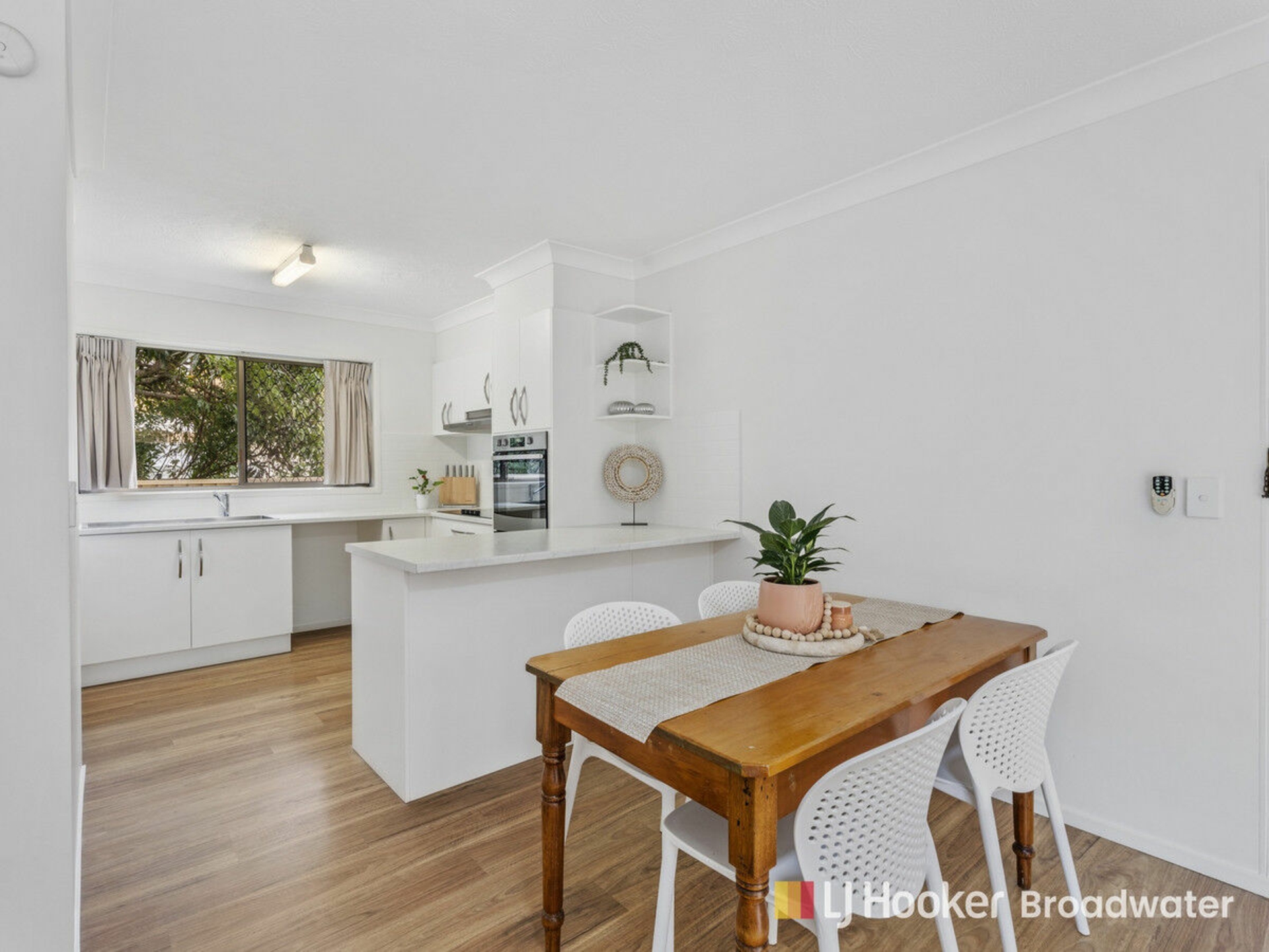 2/209 scarborough Street, SOUTHPORT