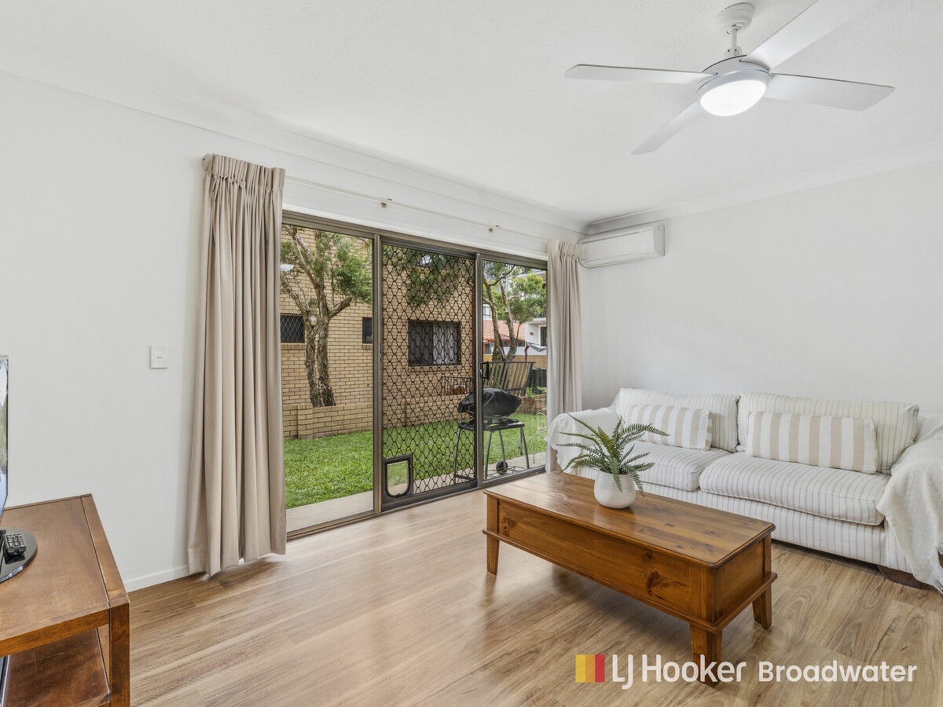 2/209 scarborough Street, SOUTHPORT