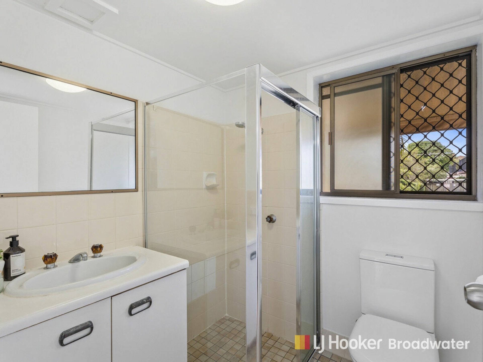 2/209 scarborough Street, SOUTHPORT