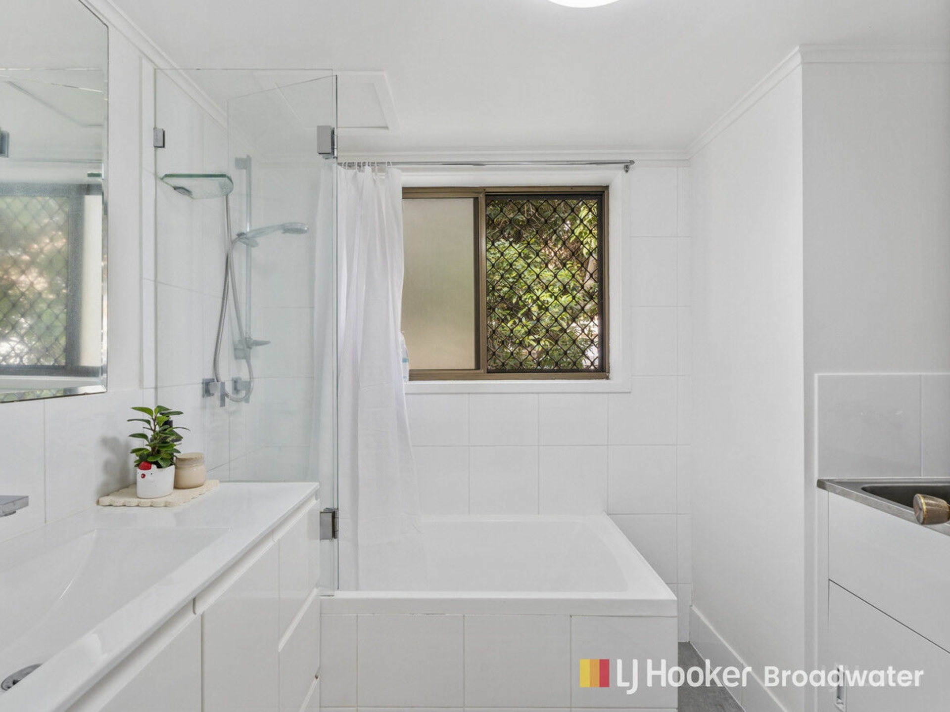 2/209 scarborough Street, SOUTHPORT