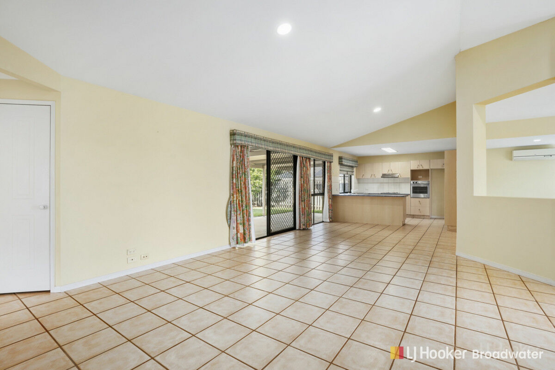 33 Santa Isobel Boulevard, PACIFIC PINES