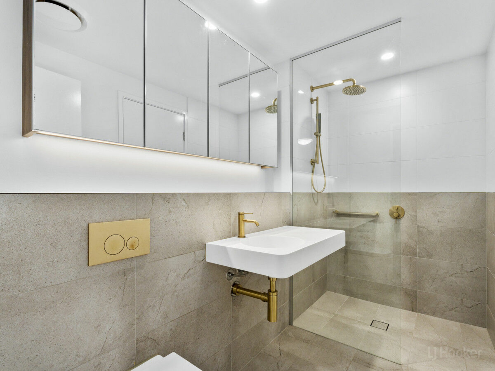 904/372 Marine Parade, LABRADOR