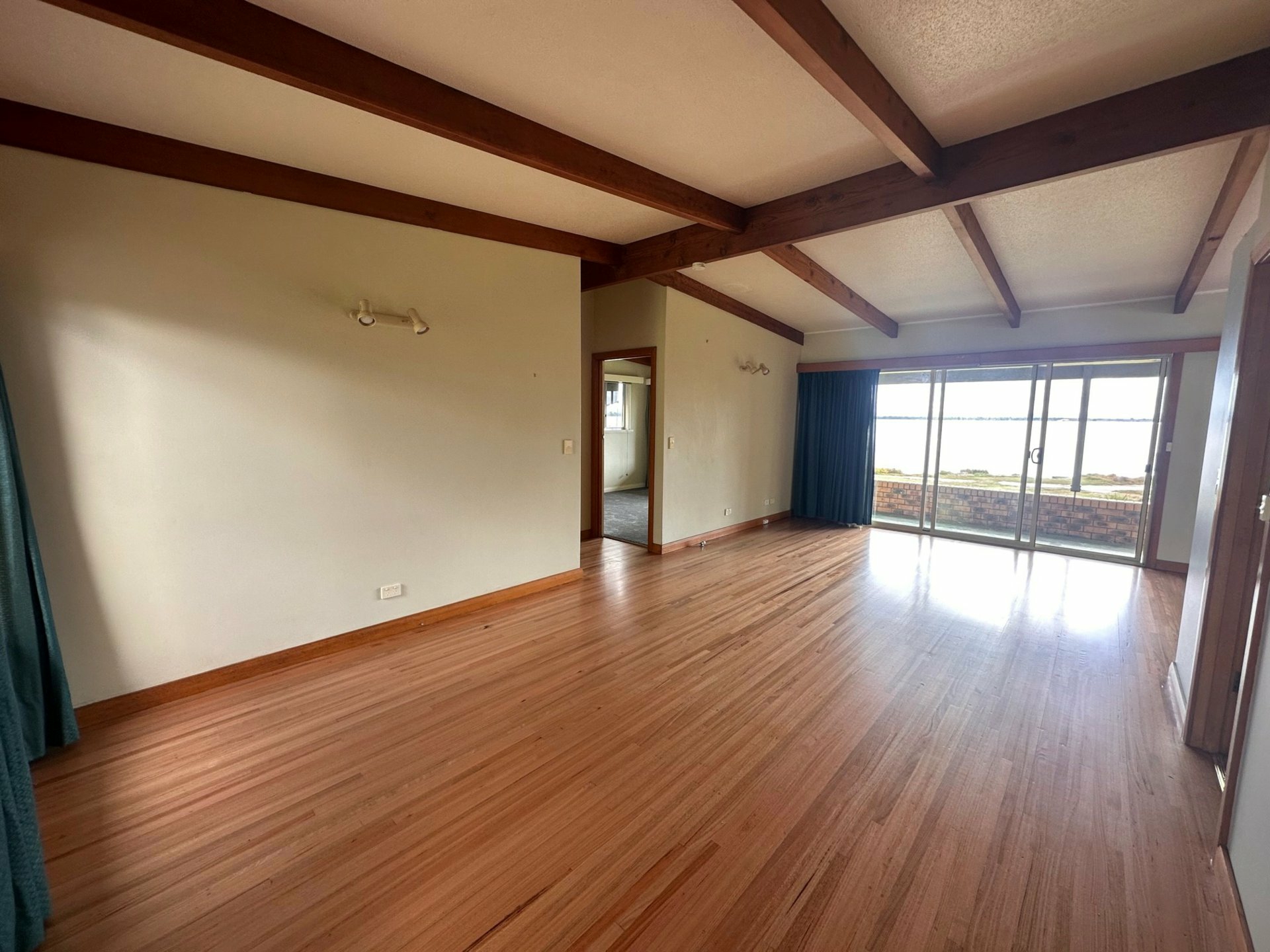 207 Bay Road, EAGLE POINT