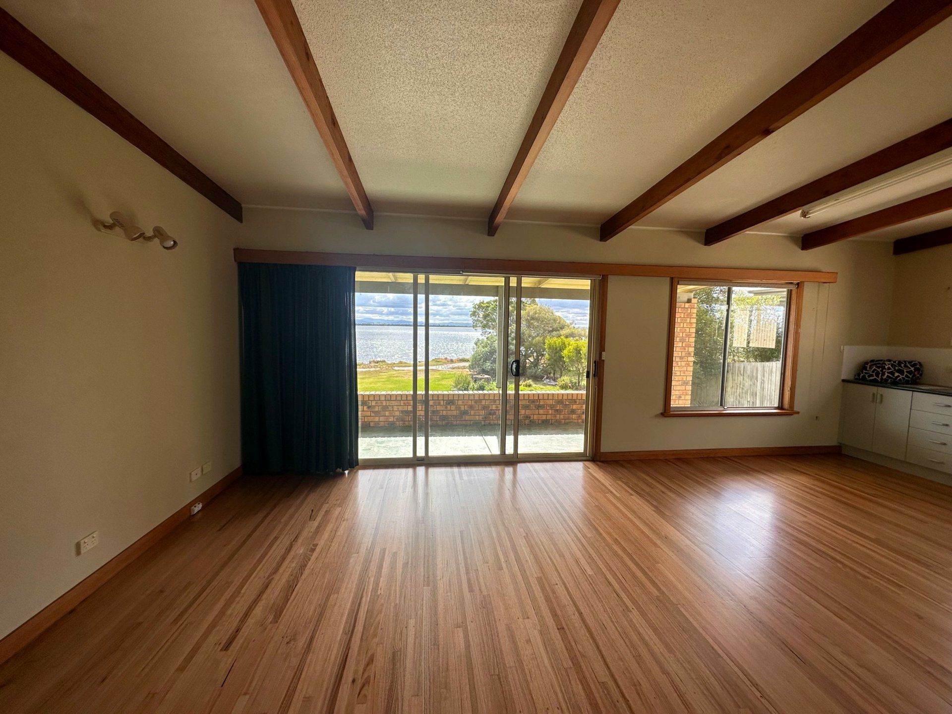 207 Bay Road, EAGLE POINT