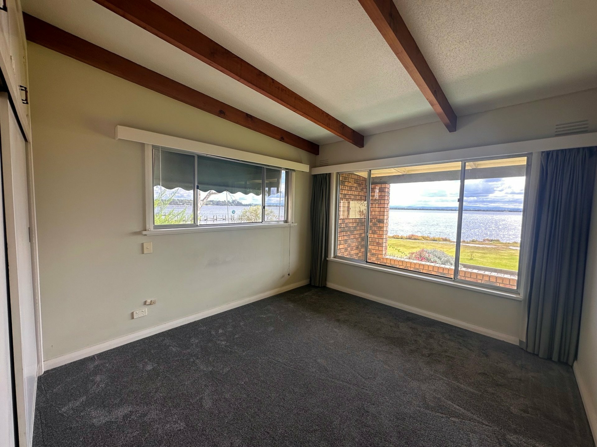 207 Bay Road, EAGLE POINT