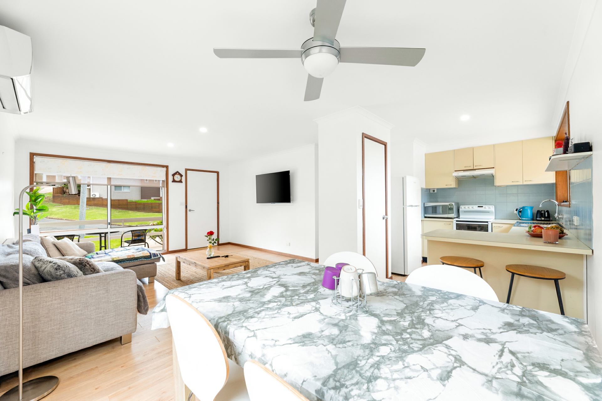 2/19-21 Collins Crescent — photo 3 of 19