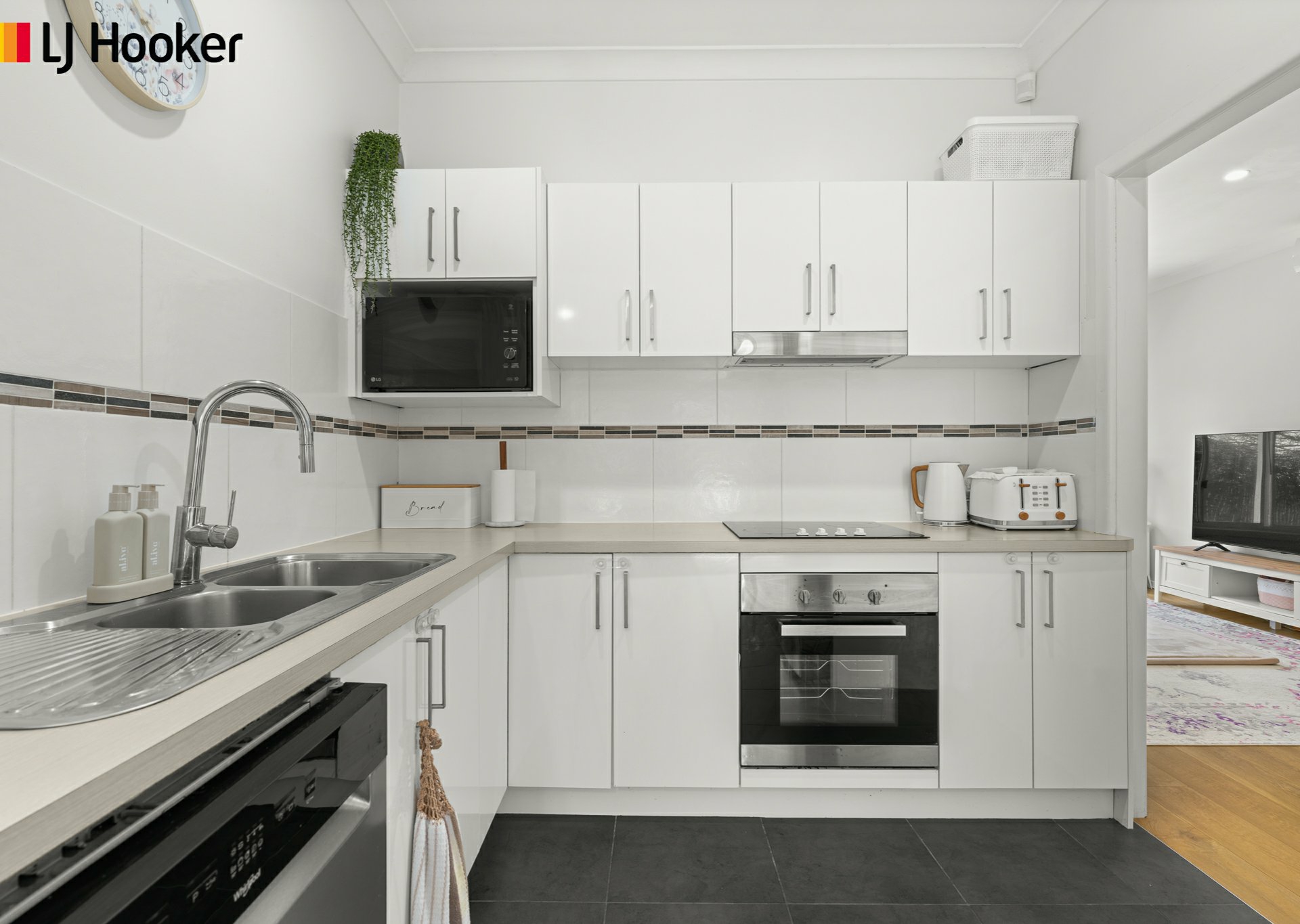 27 Brinawarr Street — photo 13 of 24