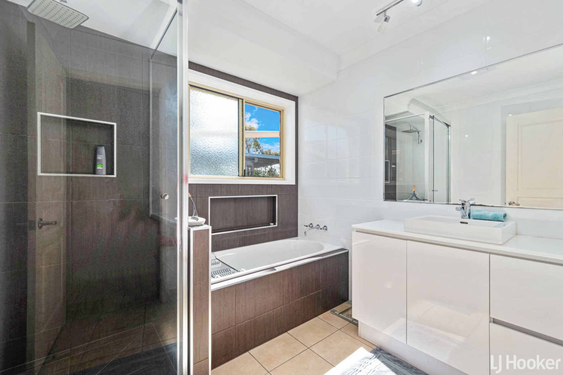 16 Julie Anne Drive, GLENDALE