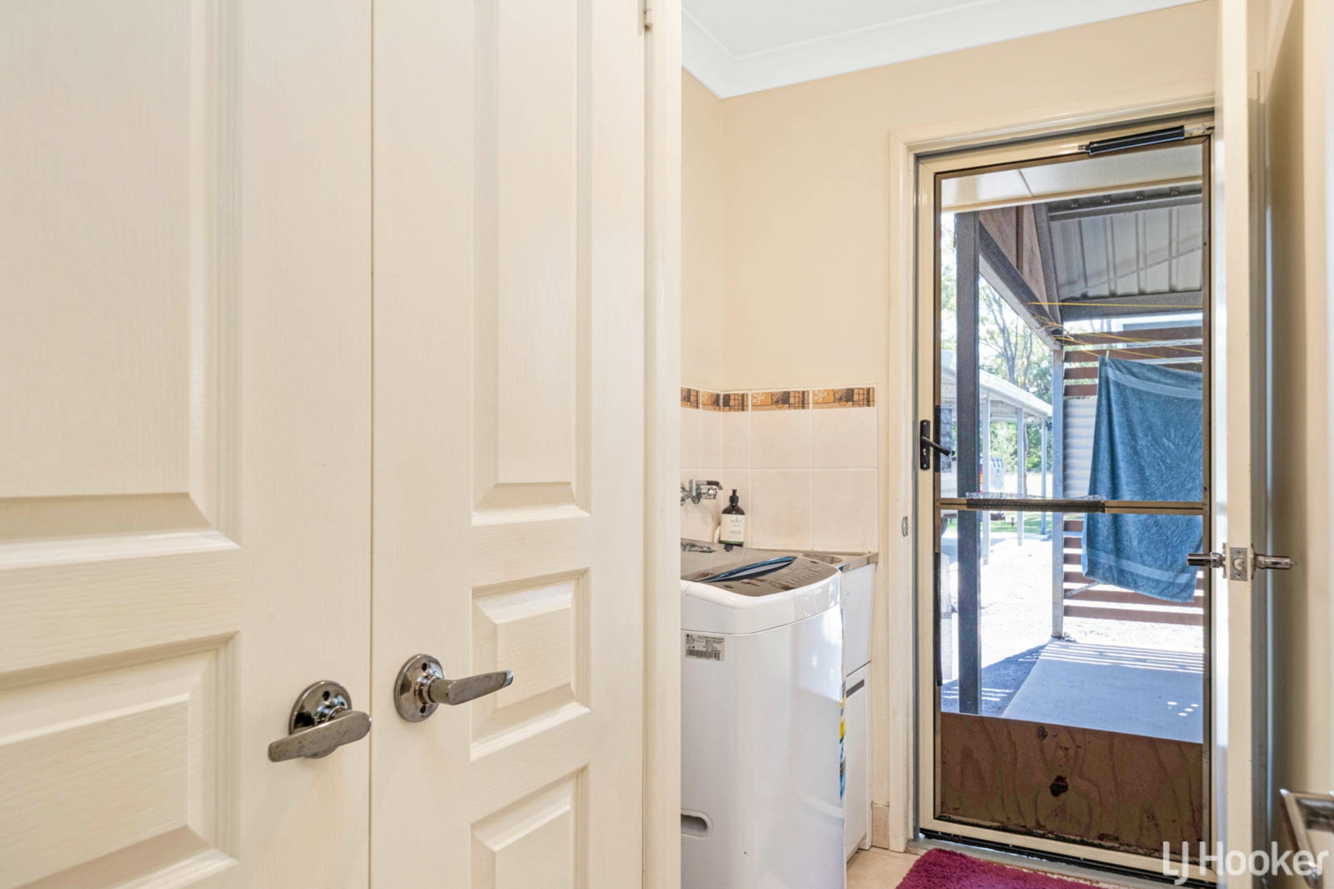 16 Julie Anne Drive, GLENDALE