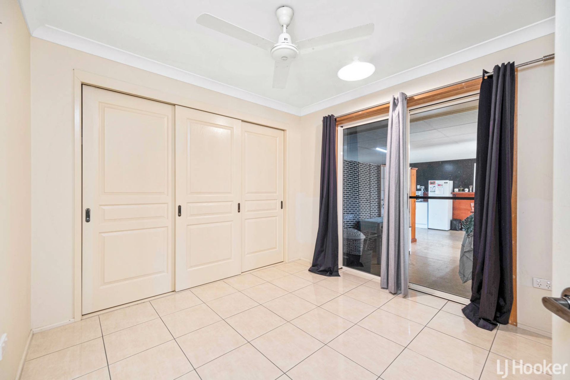 16 Julie Anne Drive, GLENDALE