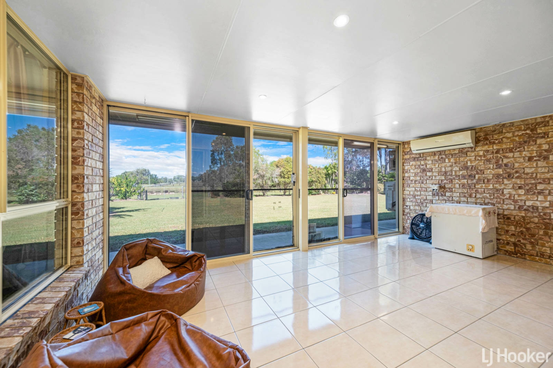 16 Julie Anne Drive, GLENDALE