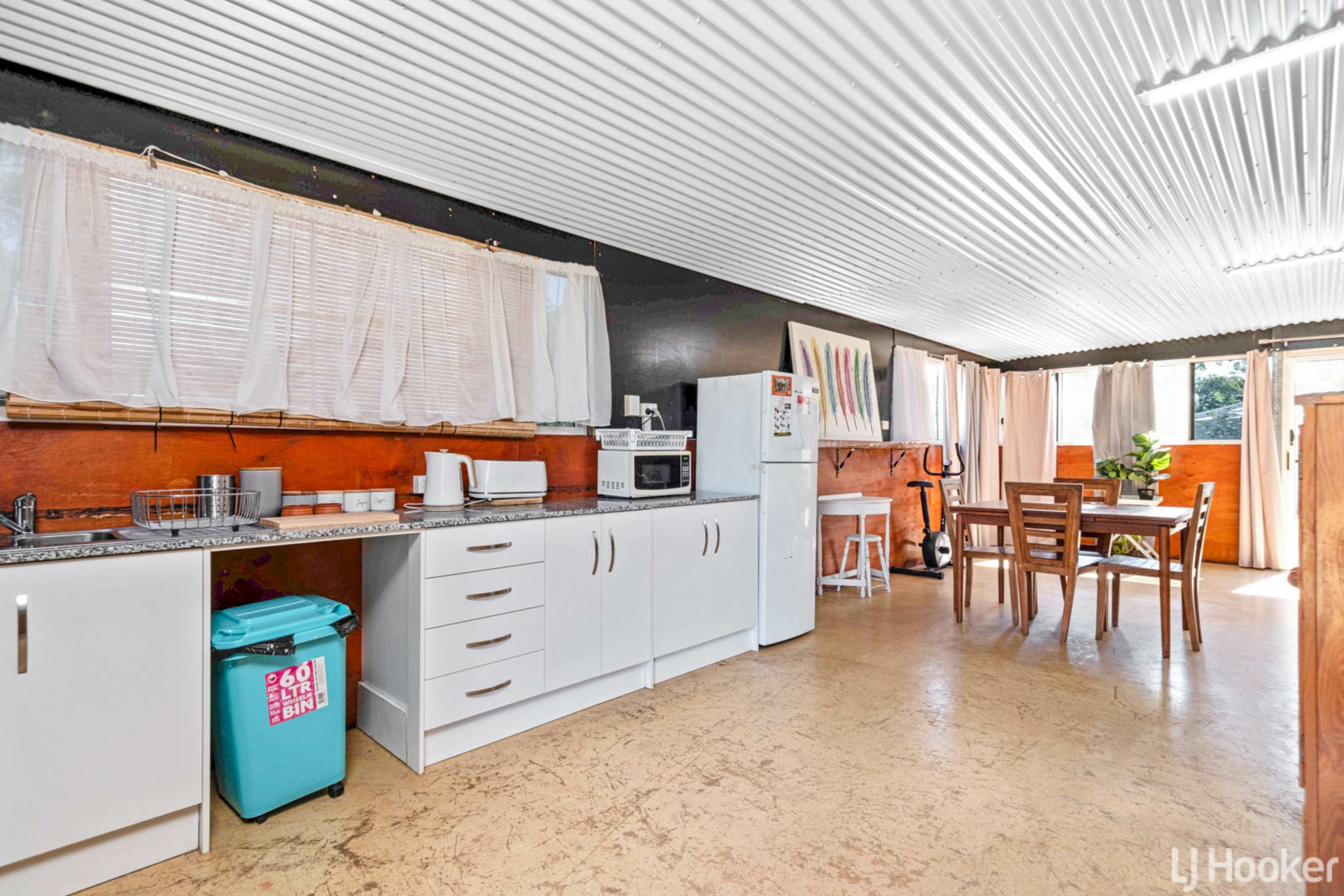 16 Julie Anne Drive, GLENDALE