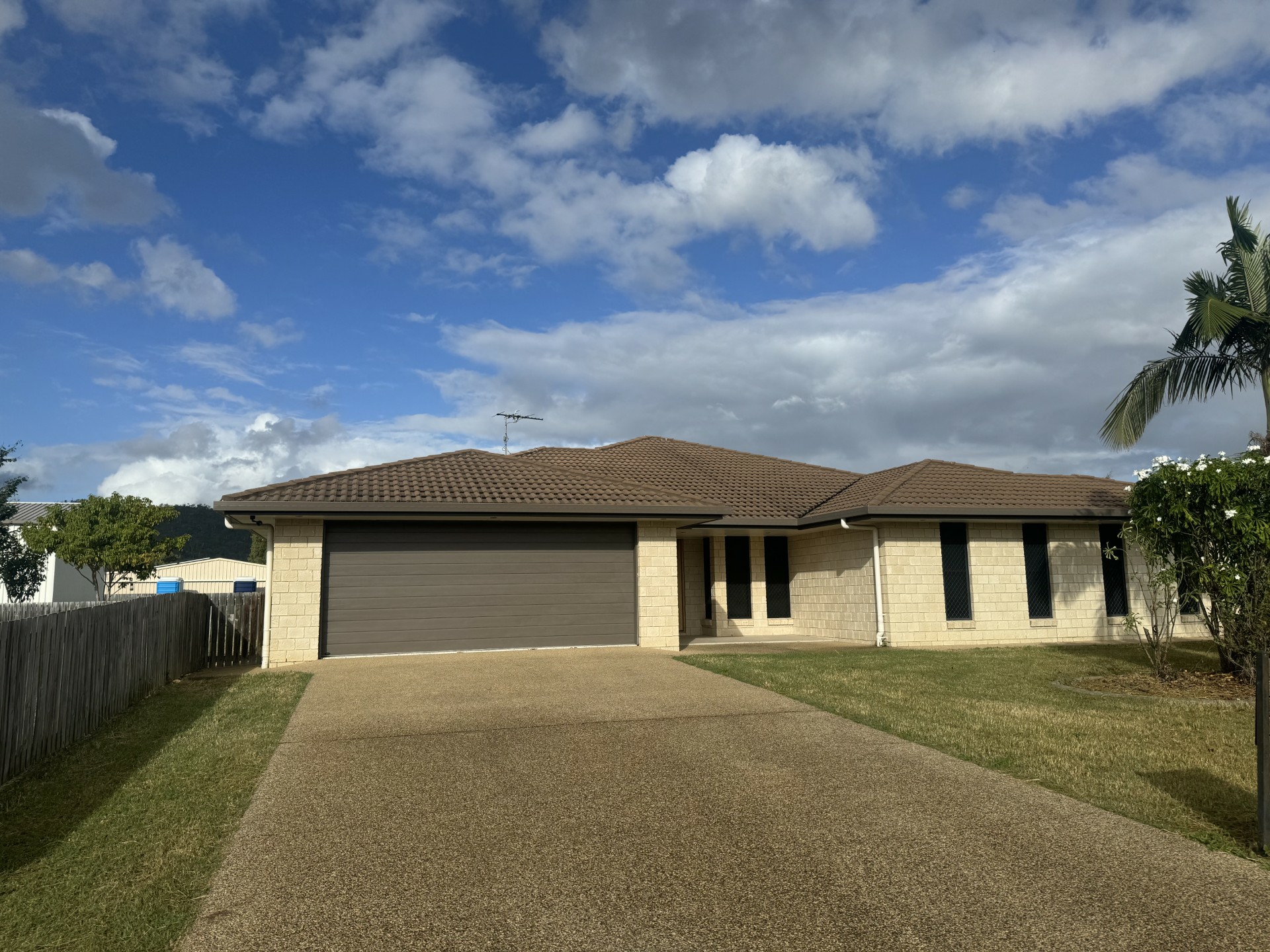 16 Stirling Drive, ROCKYVIEW