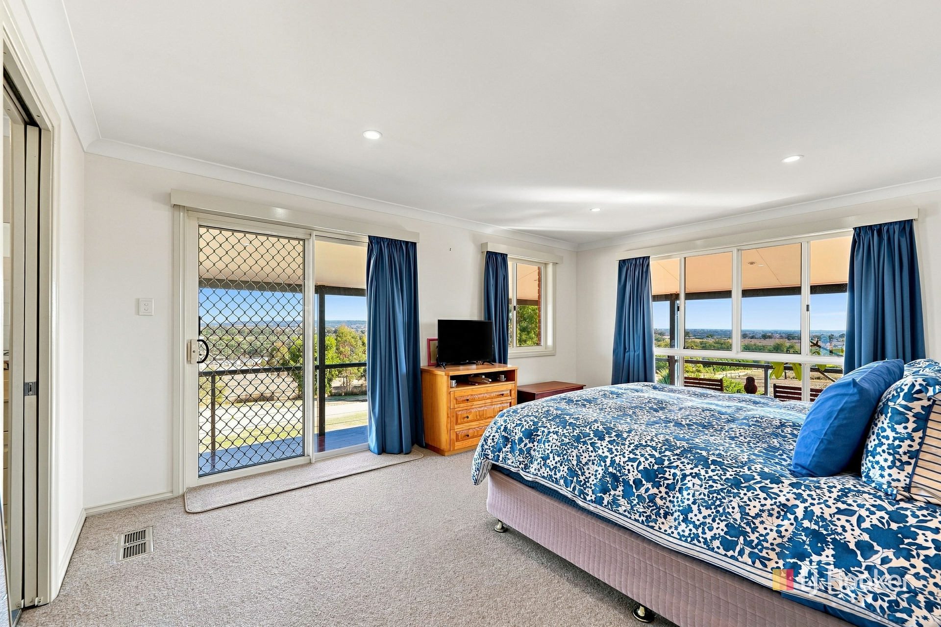 66 Doncaster Drive — photo 9 of 27