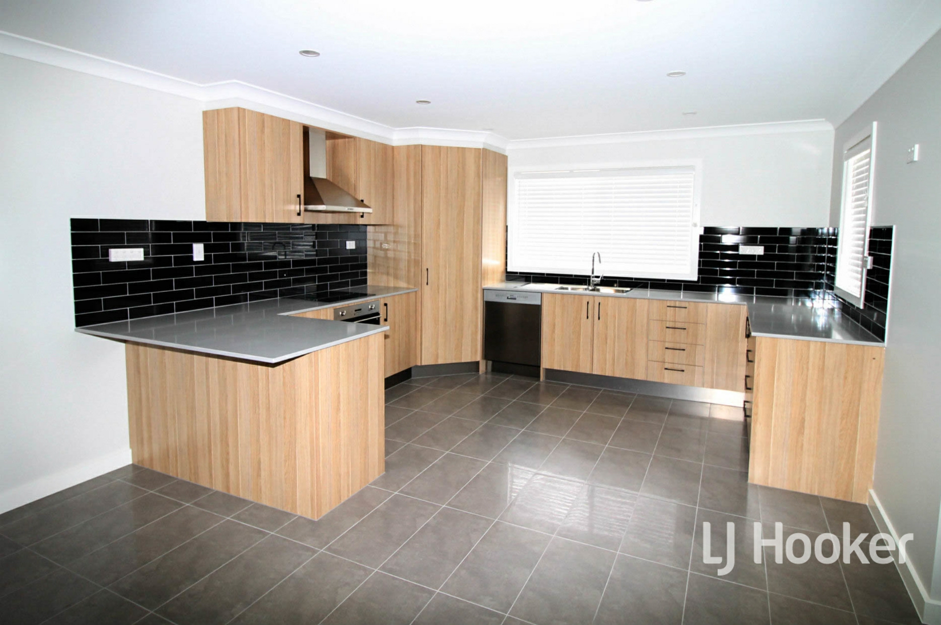5 Brownleigh Vale Drive — photo 2 of 10