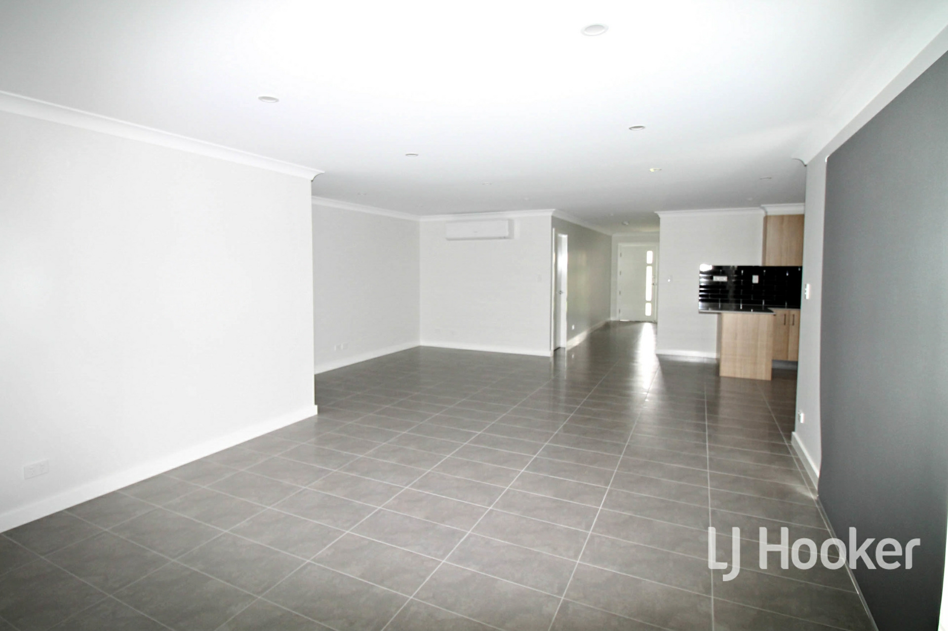 5 Brownleigh Vale Drive — photo 4 of 10