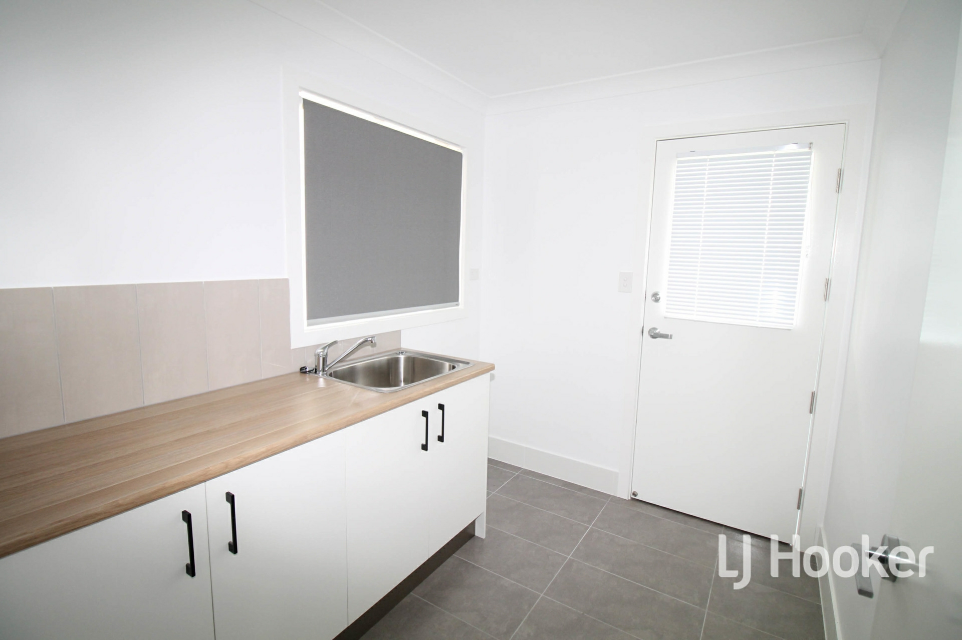 5 Brownleigh Vale Drive — photo 7 of 10