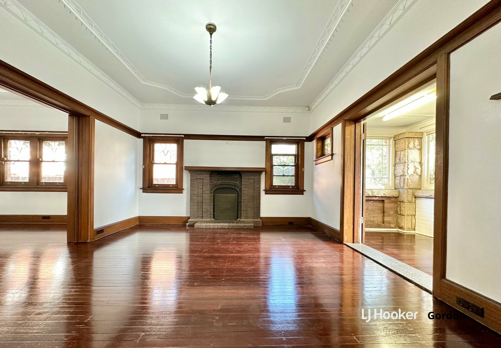 3 Woodside Ave, LINDFIELD
