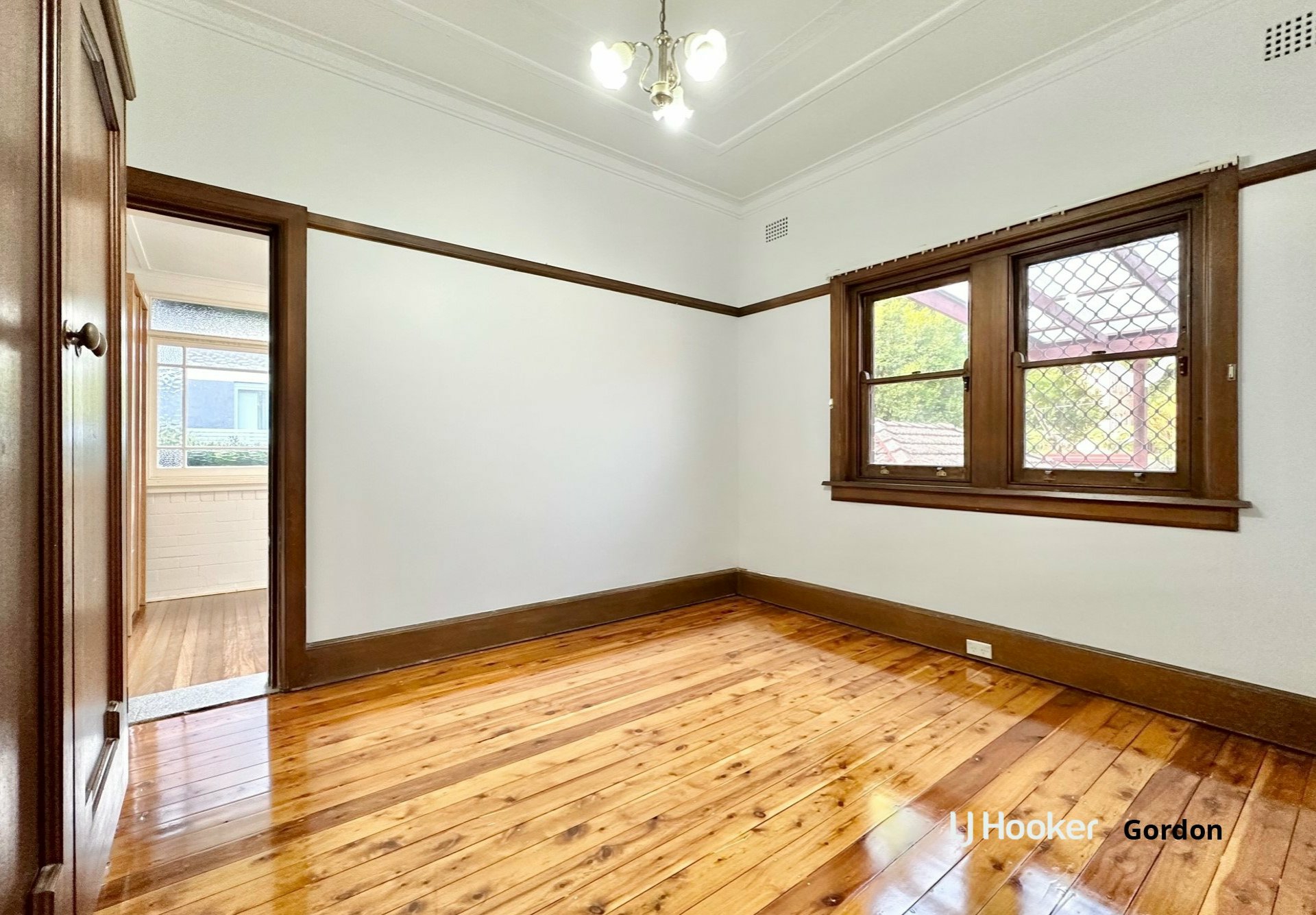 3 Woodside Ave, LINDFIELD