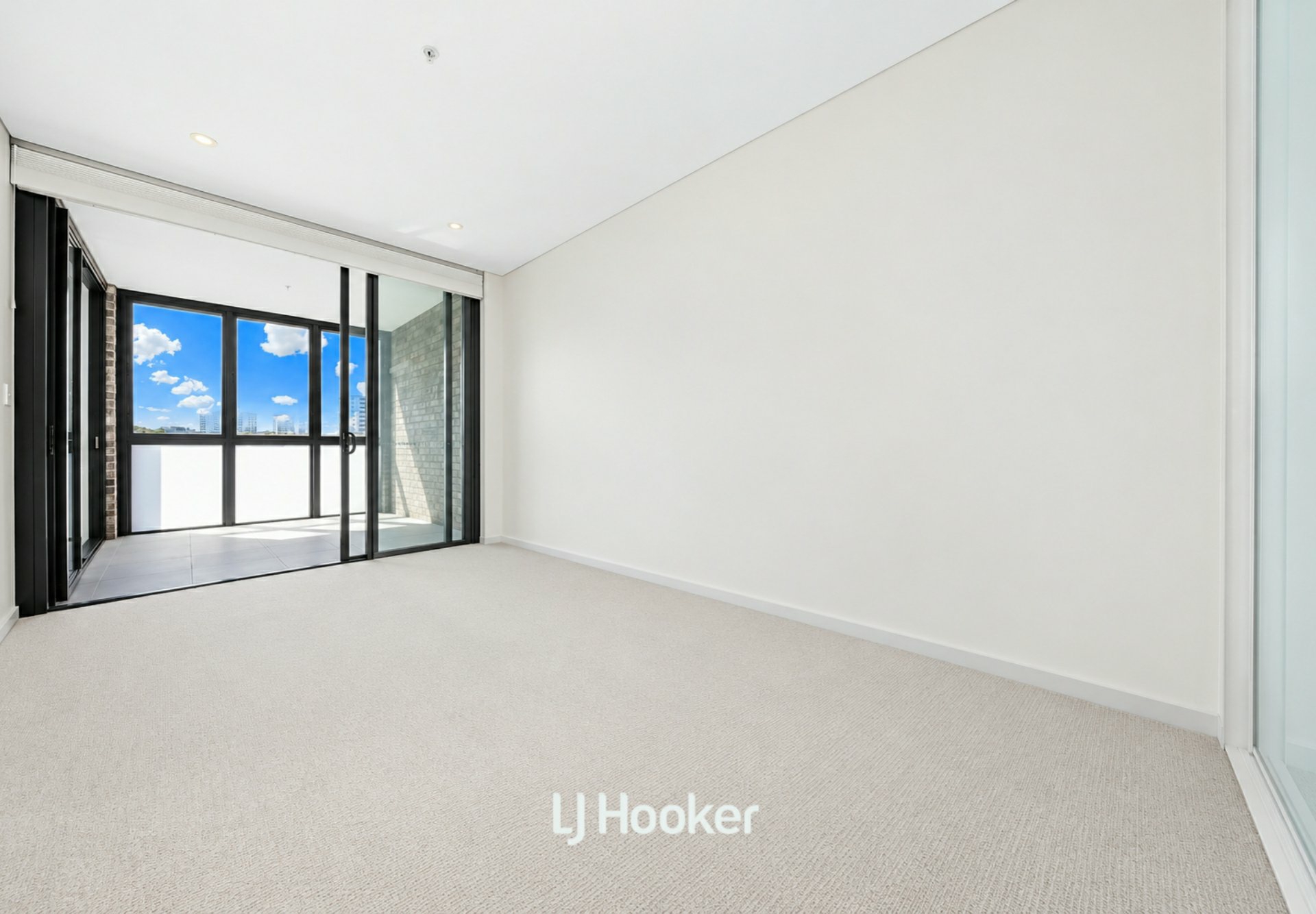 415/989-1015 Pacific Highway — photo 4 of 6