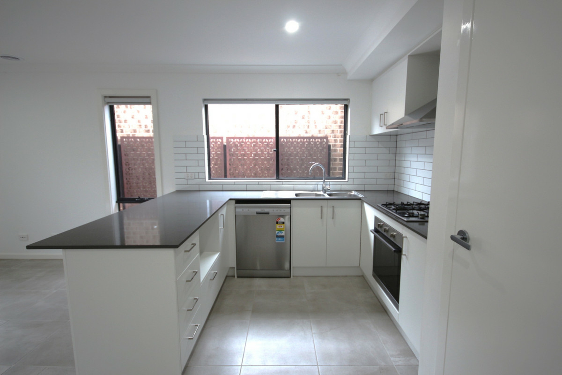 6 Wattle Street — photo 3 of 11