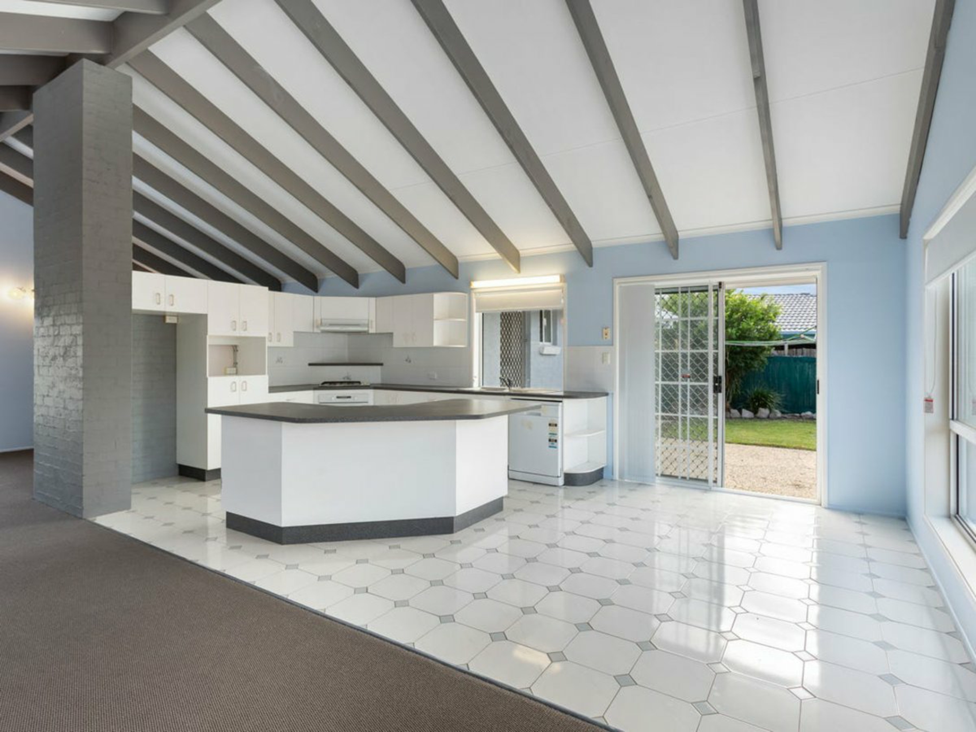 4 Lachlan Crescent, SANDSTONE POINT