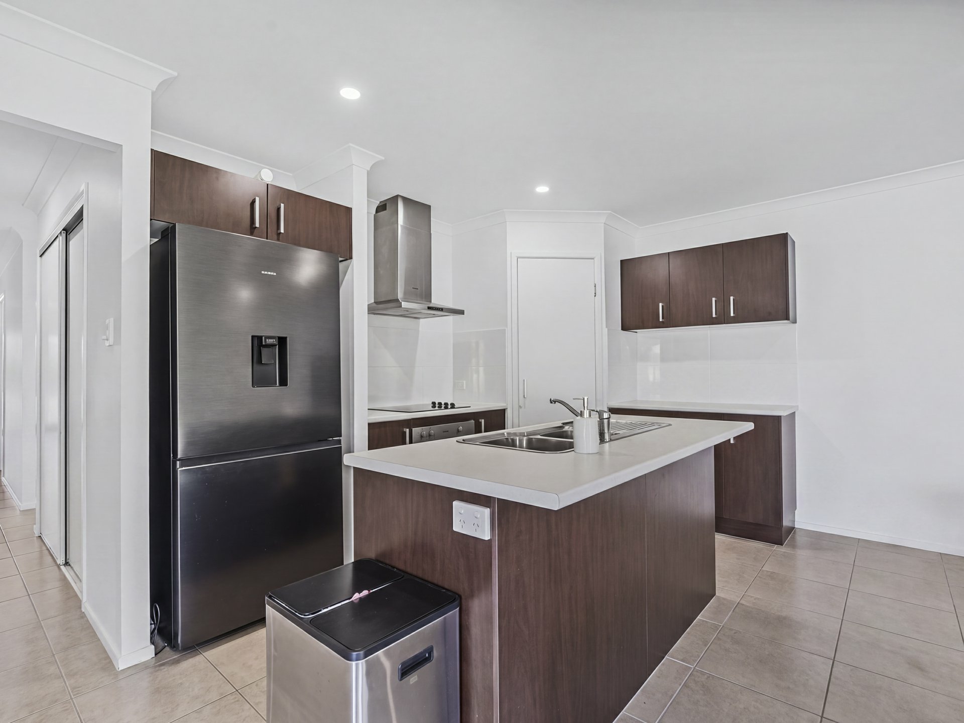 115 Lakeside Crescent — photo 4 of 19