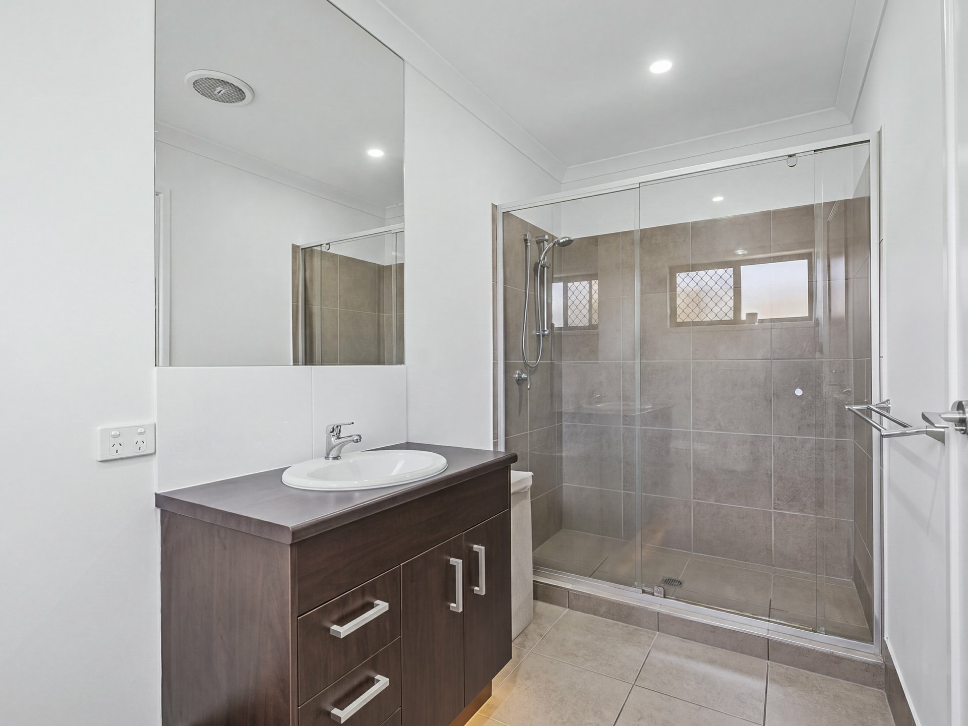 115 Lakeside Crescent — photo 7 of 19