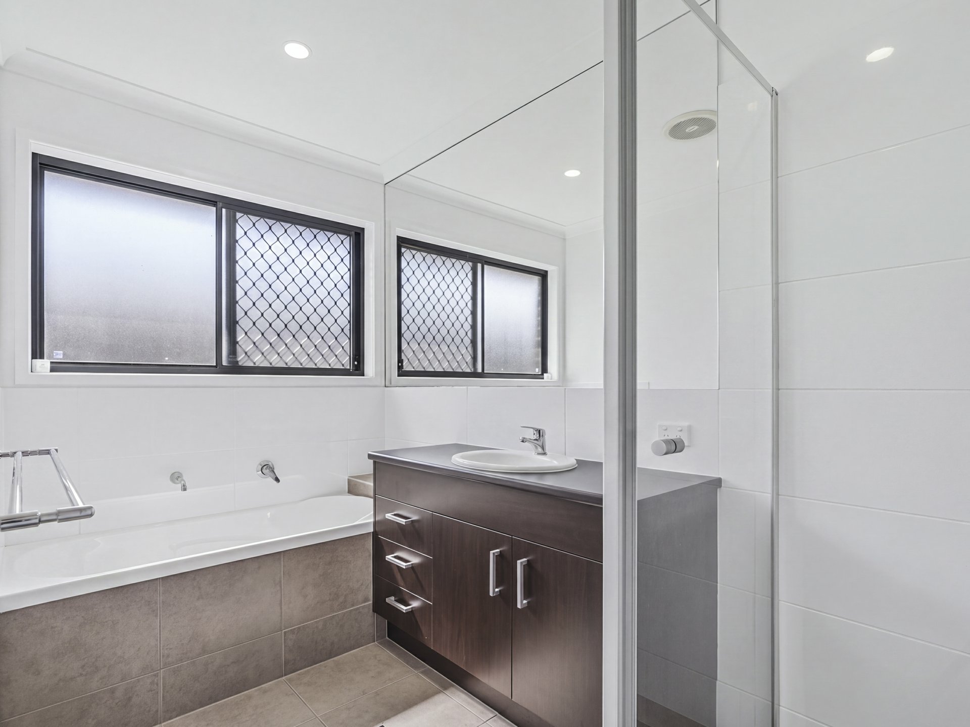 115 Lakeside Crescent — photo 10 of 19