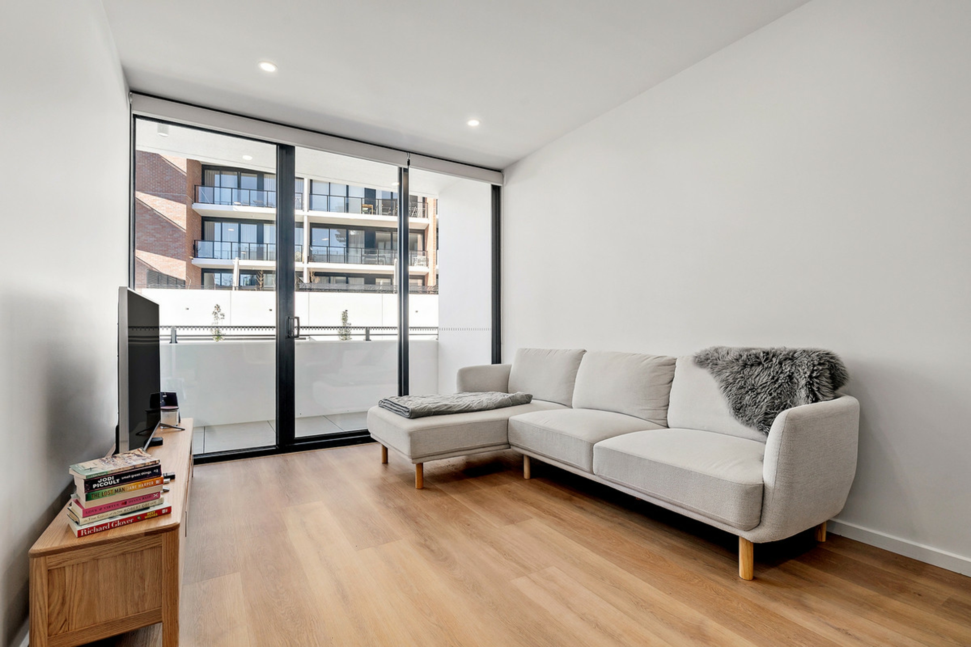 27/17 Captain Cook Crescent — photo 5 of 12